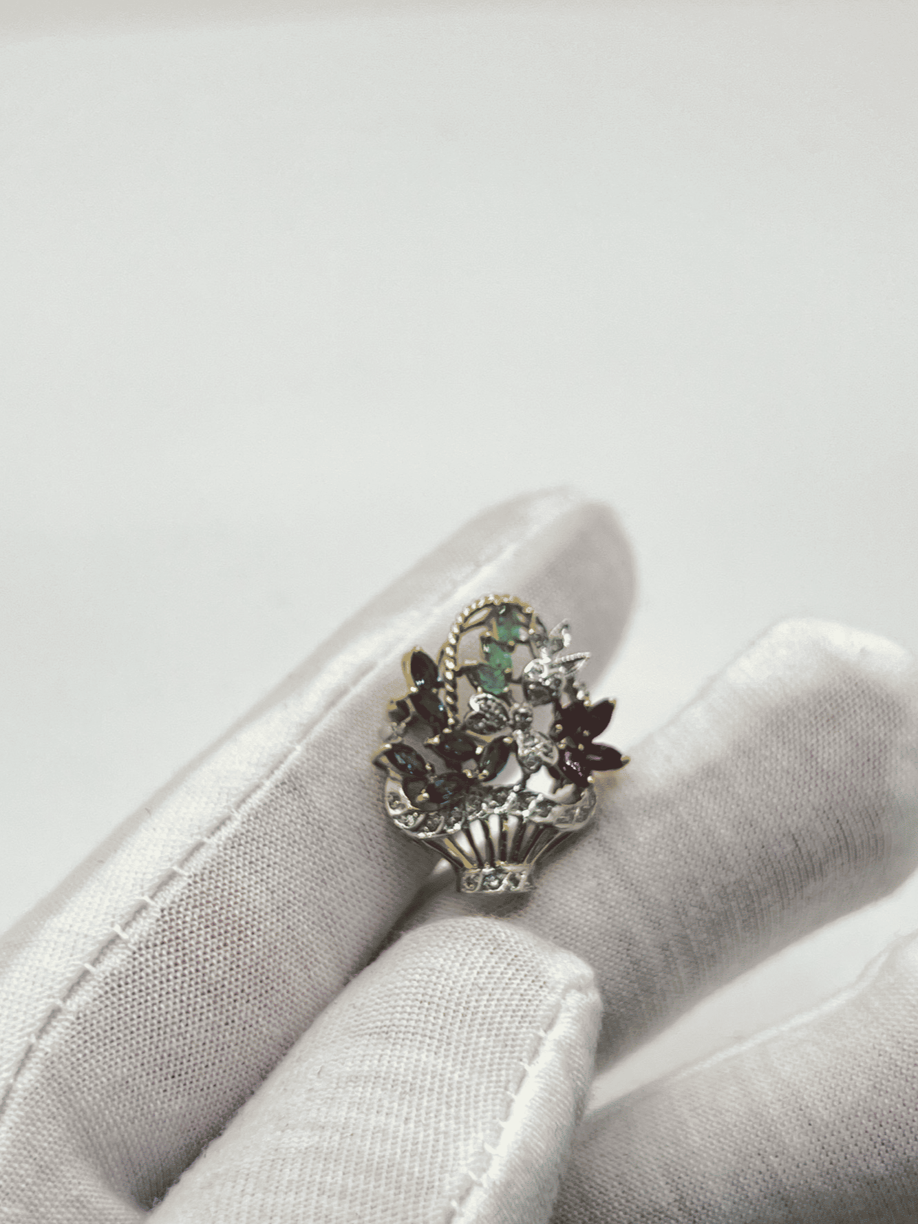 Broche vintage en or jaune et gris sertie de diamants, saphirs, rubis et émeraudes naturelles. Cette élégante broche ancienne allie le raffinement de l’or bicolore à l’éclat de pierres précieuses authentiques. Idéale pour sublimer une tenue avec une touche d’élégance intemporelle, elle incarne le savoir-faire joaillier d’antan. Une pièce rare et précieuse pour les collectionneurs et amateurs de bijoux d’exception.