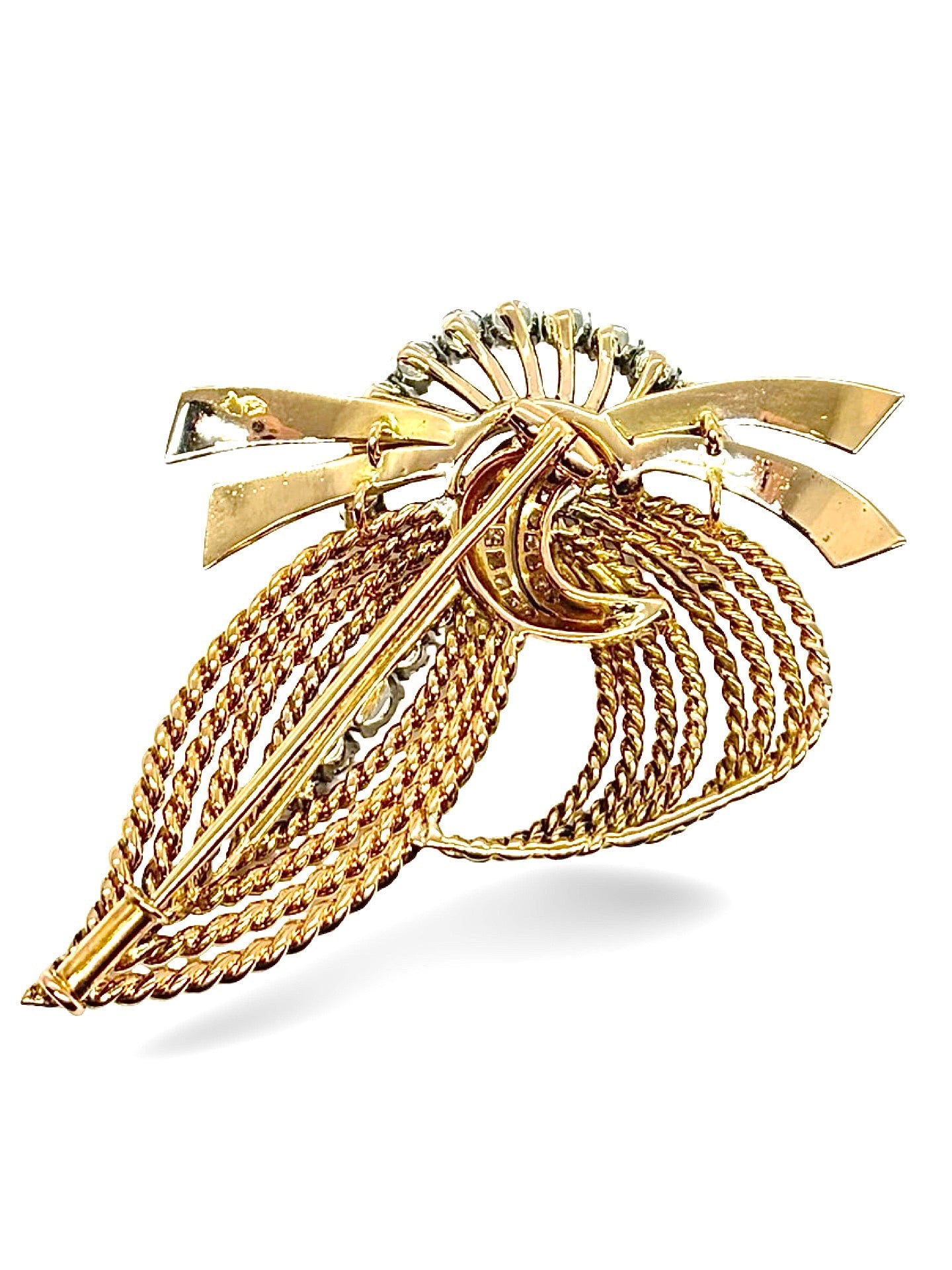 Broche en or jaune élégante sertie de diamants totalisant 2 carats, offrant une brillance exceptionnelle et un style raffiné. Bijou précieux au design intemporel, idéal pour sublimer une tenue de soirée ou apporter une touche lumineuse au quotidien. Accessoire haut de gamme apprécié pour son éclat et la qualité de ses pierres.
