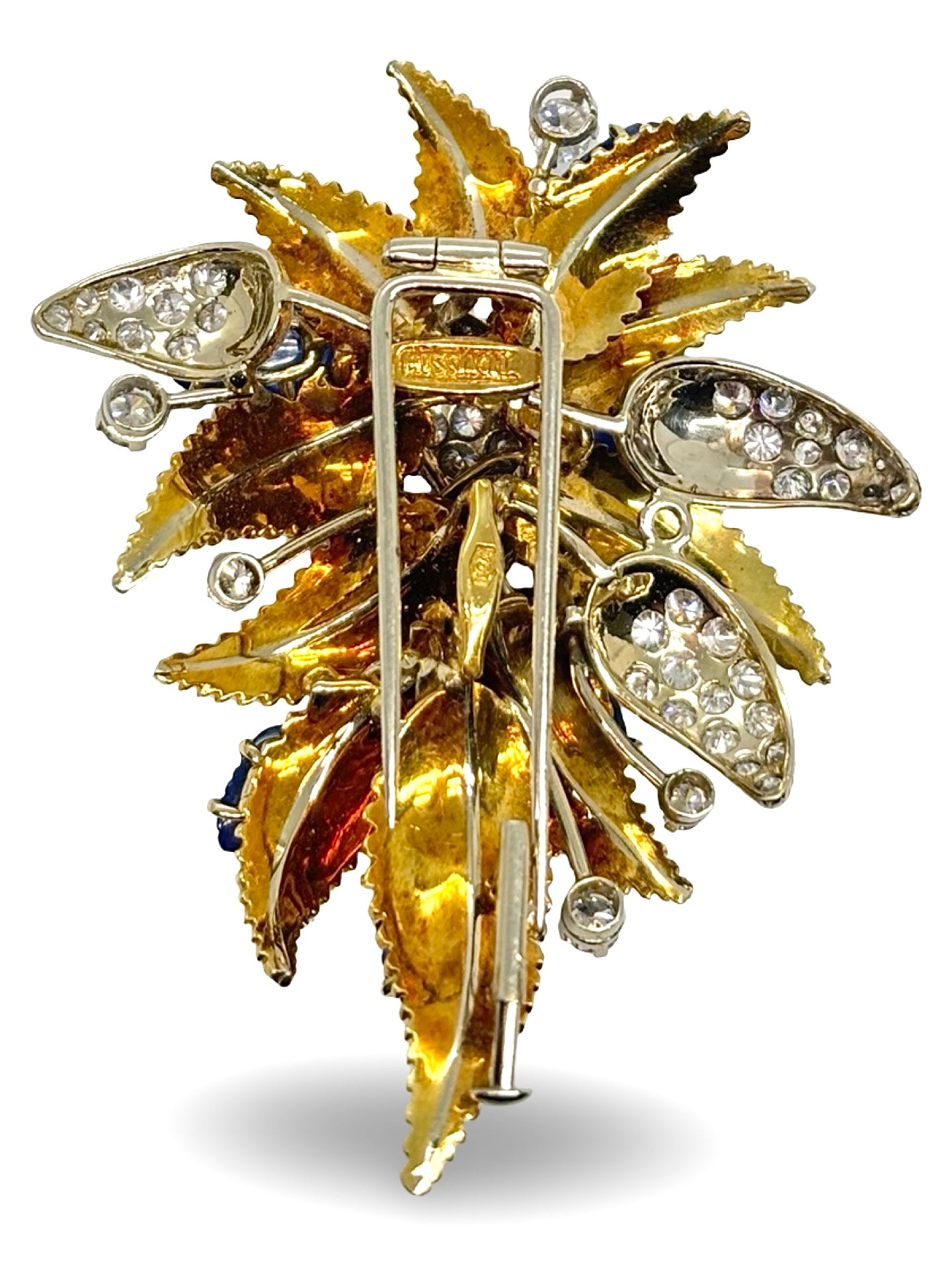 Broche d’exception en or jaune 18K signée Missiaglia, sertie de 2,5 ct de diamants naturels à l’éclat remarquable. Elle se distingue par 7 saphirs non-chauffés de Ceylan totalisant 10 ct, d’un bleu profond et rare. Avec ses 29,3 g, cette création allie savoir-faire joaillier et élégance intemporelle, idéale pour enrichir une collection ou illuminer les grandes occasions.