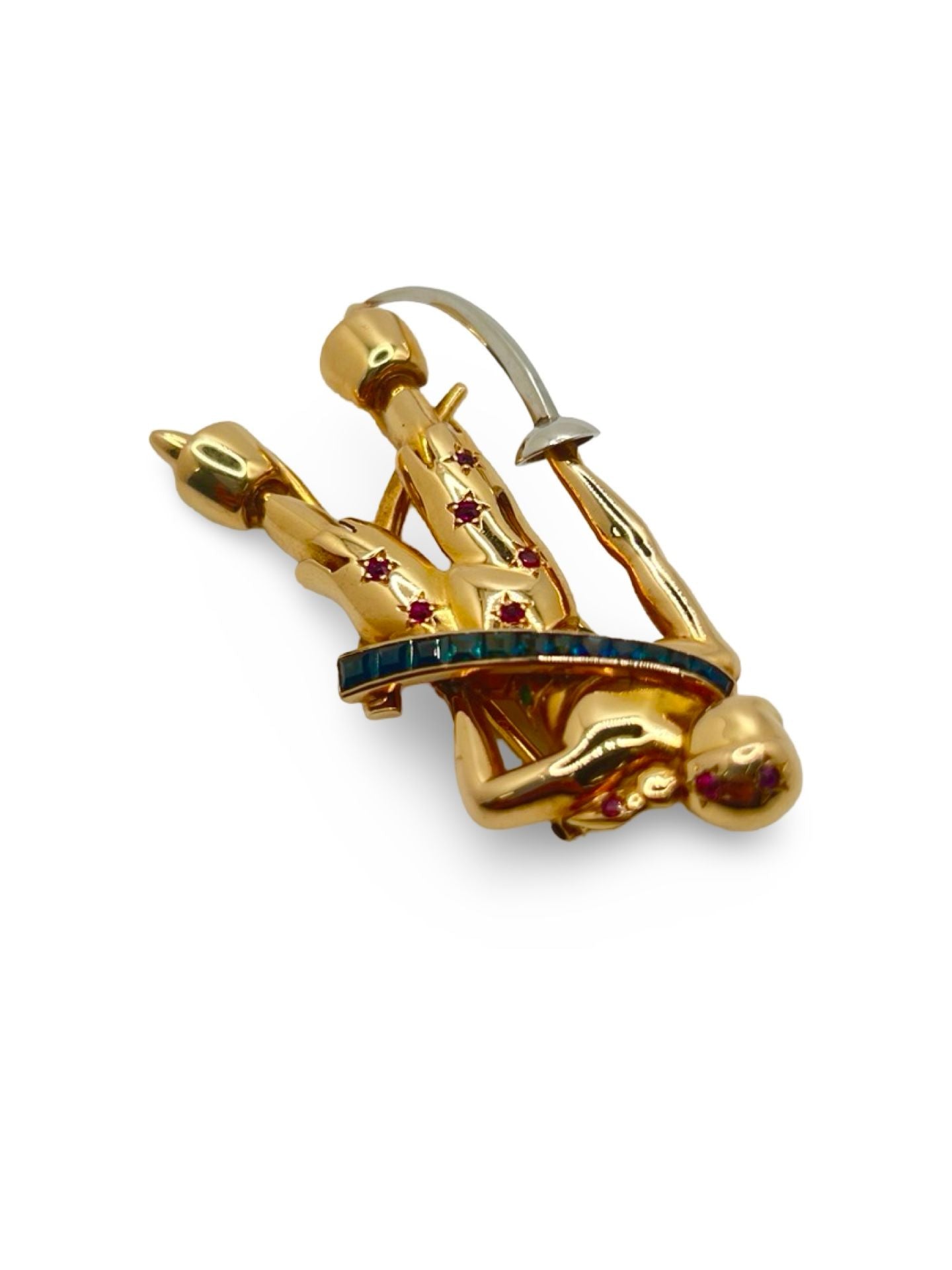 Cette broche d’exception en or jaune incarne l’élégance et le raffinement. Façonnée avec un savoir-faire artisanal, elle arbore une silhouette chevaleresque sublimée par l’éclat des rubis, saphirs et émeraudes. Véritable pièce de collection, ce bijou unique allie noblesse des matériaux et finesse du design, pour un style à la fois majestueux et intemporel.