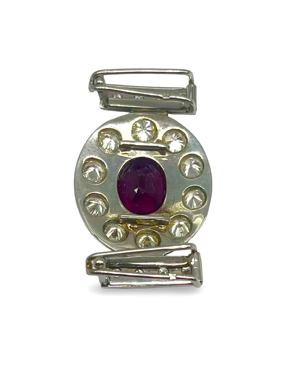 Somptueuse broche en or jaune, sertie d’un rubis éclatant de 2,5 carats et entourée de diamants totalisant 1 carat. Un bijou d’exception, alliant couleur intense et éclat précieux, parfait pour sublimer une tenue élégante lors d’occasions spéciales. Une pièce raffinée qui témoigne du savoir-faire joaillier.