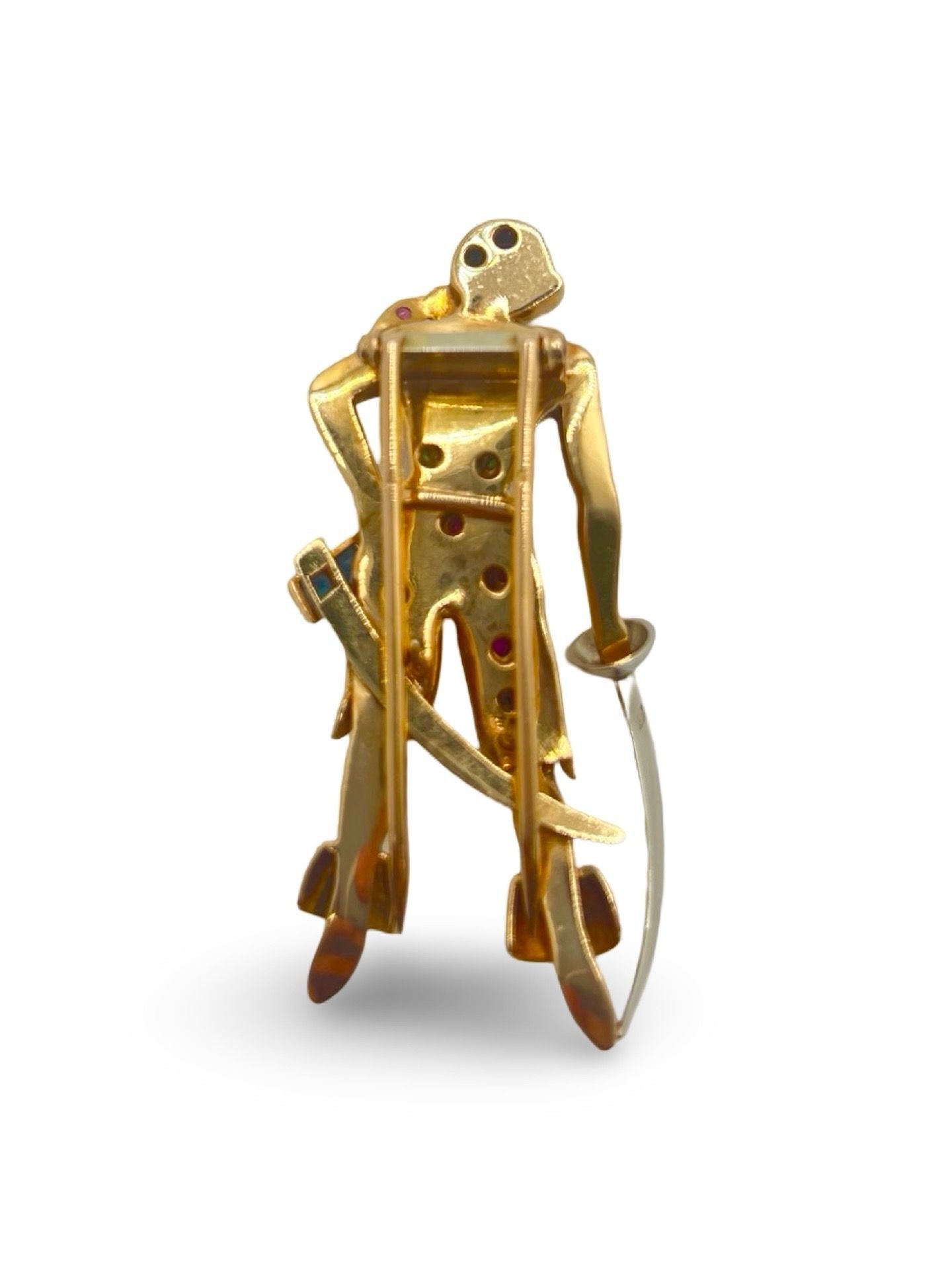 Cette broche d’exception en or jaune incarne l’élégance et le raffinement. Façonnée avec un savoir-faire artisanal, elle arbore une silhouette chevaleresque sublimée par l’éclat des rubis, saphirs et émeraudes. Véritable pièce de collection, ce bijou unique allie noblesse des matériaux et finesse du design, pour un style à la fois majestueux et intemporel.