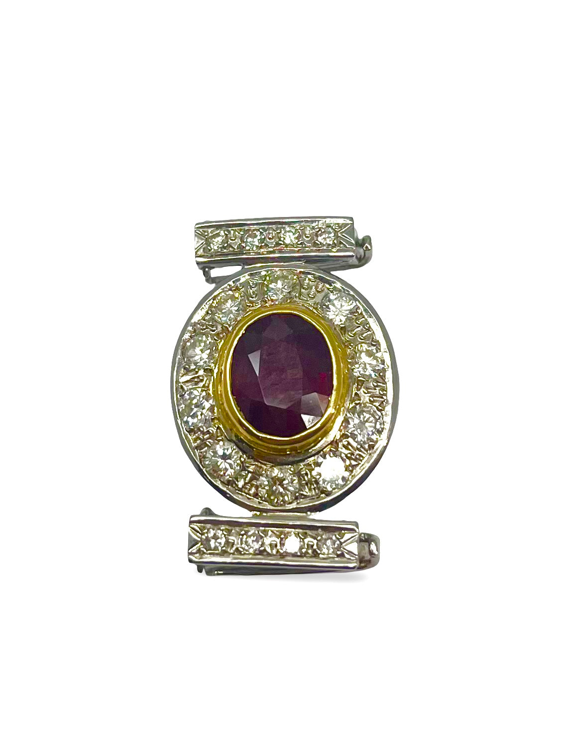 Somptueuse broche en or jaune, sertie d’un rubis éclatant de 2,5 carats et entourée de diamants totalisant 1 carat. Un bijou d’exception, alliant couleur intense et éclat précieux, parfait pour sublimer une tenue élégante lors d’occasions spéciales. Une pièce raffinée qui témoigne du savoir-faire joaillier.