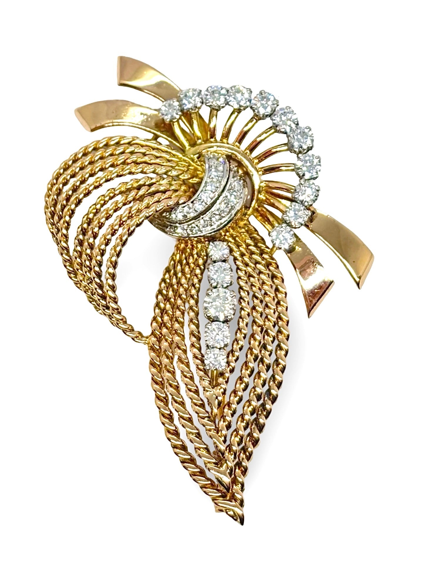 Broche en or jaune élégante sertie de diamants totalisant 2 carats, offrant une brillance exceptionnelle et un style raffiné. Bijou précieux au design intemporel, idéal pour sublimer une tenue de soirée ou apporter une touche lumineuse au quotidien. Accessoire haut de gamme apprécié pour son éclat et la qualité de ses pierres.
