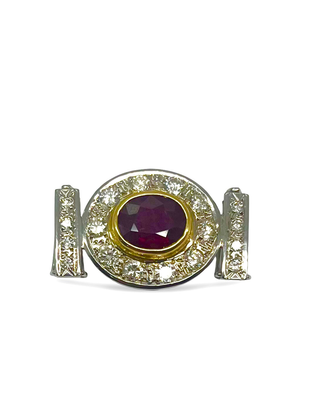 Somptueuse broche en or jaune, sertie d’un rubis éclatant de 2,5 carats et entourée de diamants totalisant 1 carat. Un bijou d’exception, alliant couleur intense et éclat précieux, parfait pour sublimer une tenue élégante lors d’occasions spéciales. Une pièce raffinée qui témoigne du savoir-faire joaillier.
