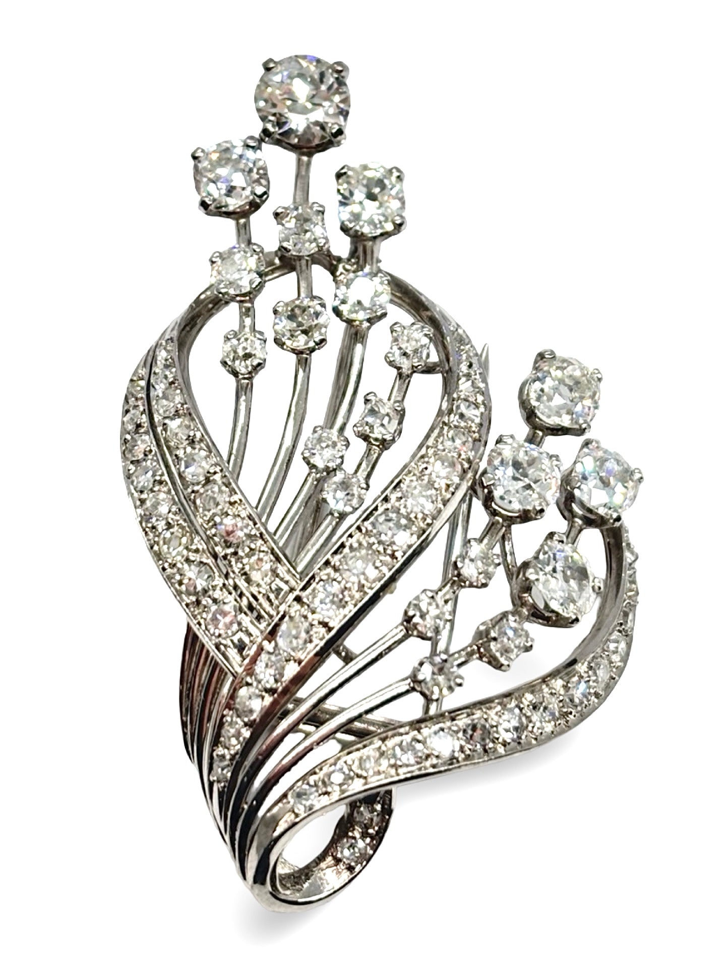 Broche en platine sertie de diamants totalisant 5 carats, présentant un éclat exceptionnel et un design raffiné. Pièce de joaillerie lumineuse et élégante, idéale pour sublimer une tenue ou compléter une collection. Détails précis, finitions soignées et brillance remarquable des diamants naturels.
