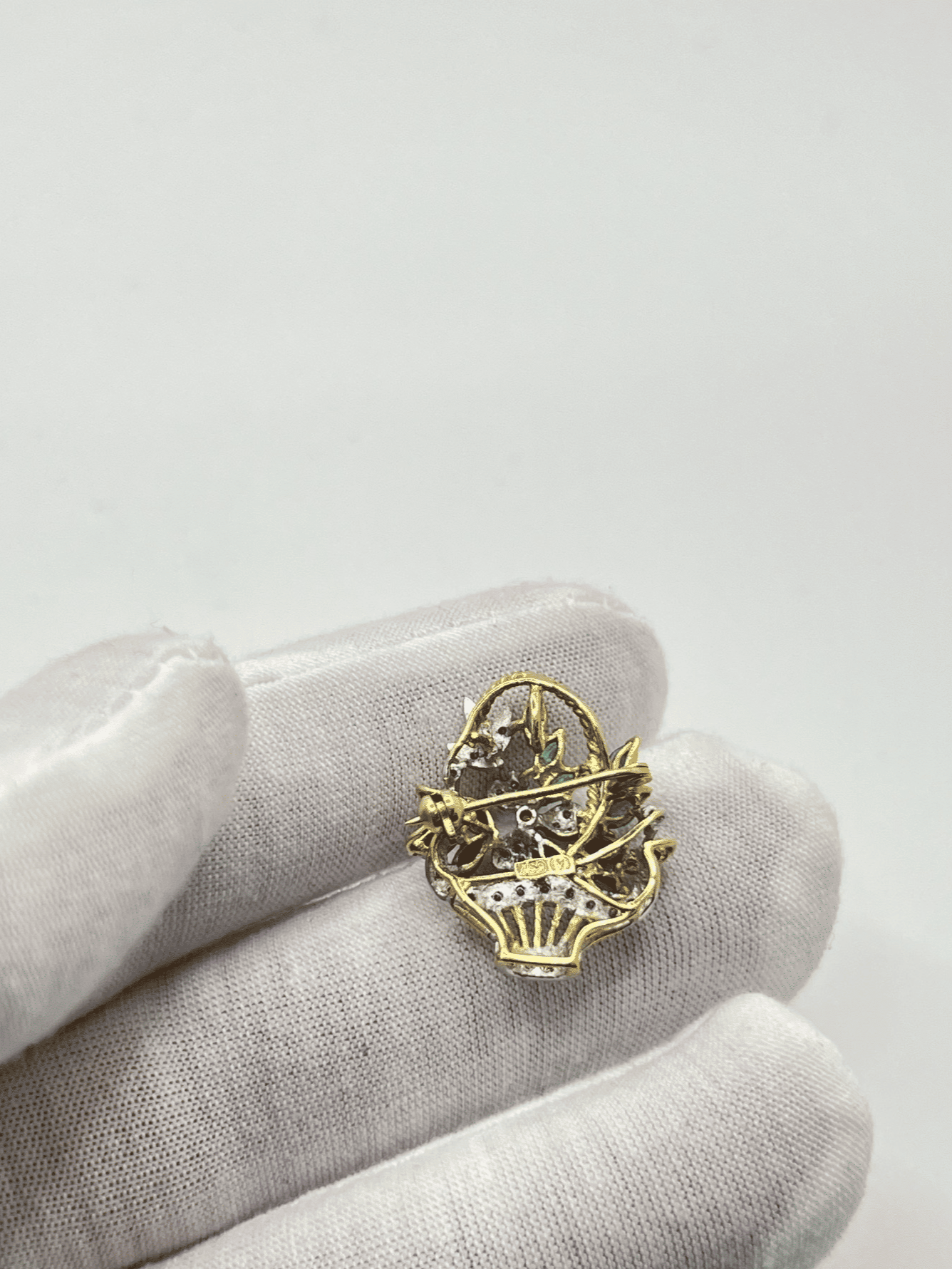 Broche vintage en or jaune et gris sertie de diamants, saphirs, rubis et émeraudes naturelles. Cette élégante broche ancienne allie le raffinement de l’or bicolore à l’éclat de pierres précieuses authentiques. Idéale pour sublimer une tenue avec une touche d’élégance intemporelle, elle incarne le savoir-faire joaillier d’antan. Une pièce rare et précieuse pour les collectionneurs et amateurs de bijoux d’exception.