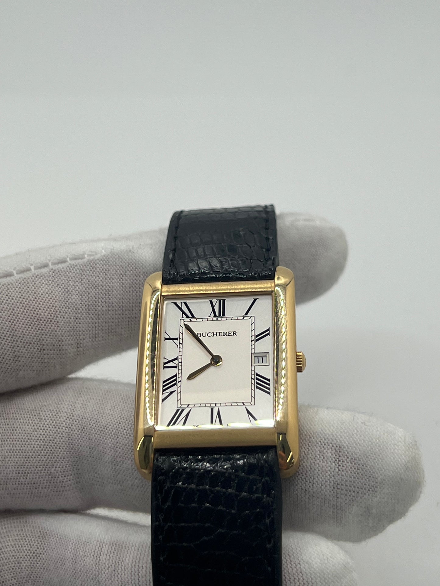 Découvrez l’élégance intemporelle de la Bucherer Tank en or jaune, un garde-temps raffiné qui allie prestige et sophistication. Ce modèle emblématique est accompagné de sa boîte d’origine, garantissant son authenticité et son état impeccable. Idéale pour les collectionneurs et amateurs d’horlogerie de luxe, cette montre incarne le savoir-faire exceptionnel de Bucherer. Offrez-vous une pièce d’exception au design classique et indémodable.