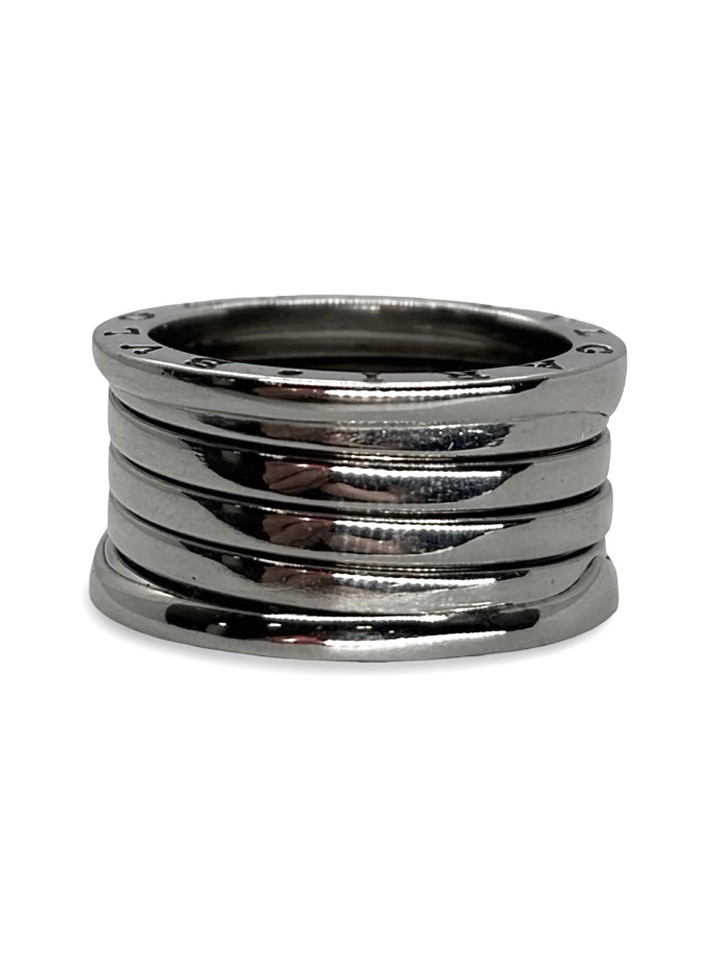 Élégante bague en or au design contemporain, caractérisée par des lignes architecturales et une allure sculpturale. Ce modèle grand format incarne l’audace et la modernité, parfait pour sublimer la main avec une touche de raffinement et d’originalité, symbole d’un style affirmé et intemporel.