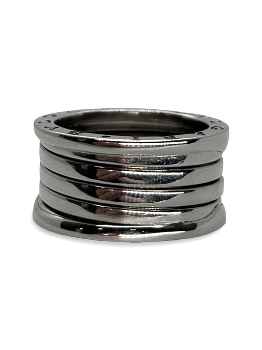 Élégante bague en or au design contemporain, caractérisée par des lignes architecturales et une allure sculpturale. Ce modèle grand format incarne l’audace et la modernité, parfait pour sublimer la main avec une touche de raffinement et d’originalité, symbole d’un style affirmé et intemporel.