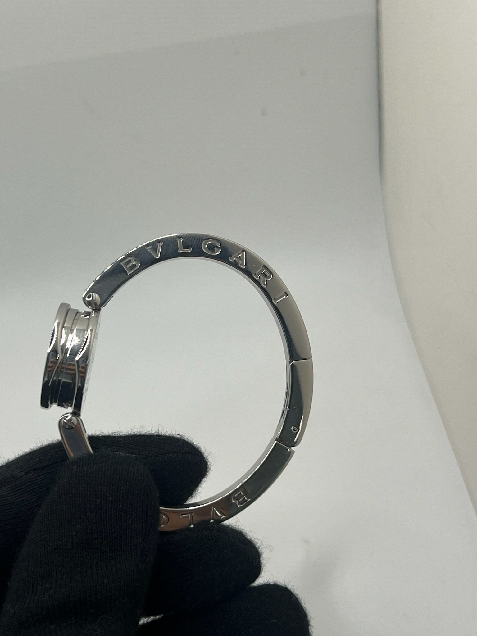 Découvrez l’élégance intemporelle de la montre Bulgari B.Zero1 en acier, sublimée par un cadran en nacre et un sertissage délicat de diamants. Ce modèle iconique pour femme allie sophistication joaillière et précision horlogère grâce à son mouvement quartz. Son design épuré, sans chiffres, et ses finitions luxueuses en font un bijou d’exception. Idéale pour sublimer chaque tenue, cette B.Zero1 incarne le raffinement à l’italienne signé Bulgari. Un choix parfait pour les amatrices de montres haut de gamme.