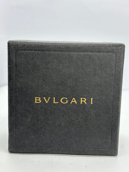 Élégante bague en or au design contemporain, caractérisée par des lignes architecturales et une allure sculpturale. Ce modèle grand format incarne l’audace et la modernité, parfait pour sublimer la main avec une touche de raffinement et d’originalité, symbole d’un style affirmé et intemporel.