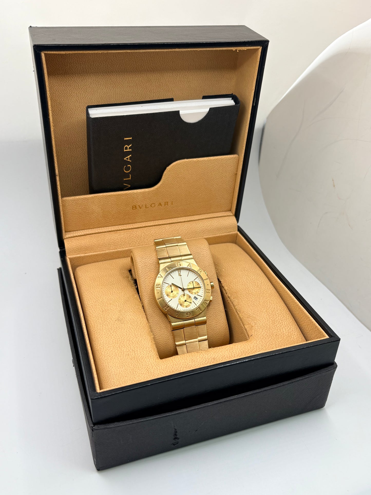 Montre Bulgari Diagono référence CH 35 G en or jaune avec boîtier de 35 mm, d'année inconnue et animée par un mouvement à quartz d'exception comptant 22 pierres. Son cadran blanc à index bâtons avec chronographe et dateur est protégé par un verre saphir et complété par un bracelet en or jaune avec boucle pliante. Cette montre Bulgari d'occasion est en très bon état, révisée en interne et livrée avec son coffret d'origine. Une pièce d'exception disponible à Paris.