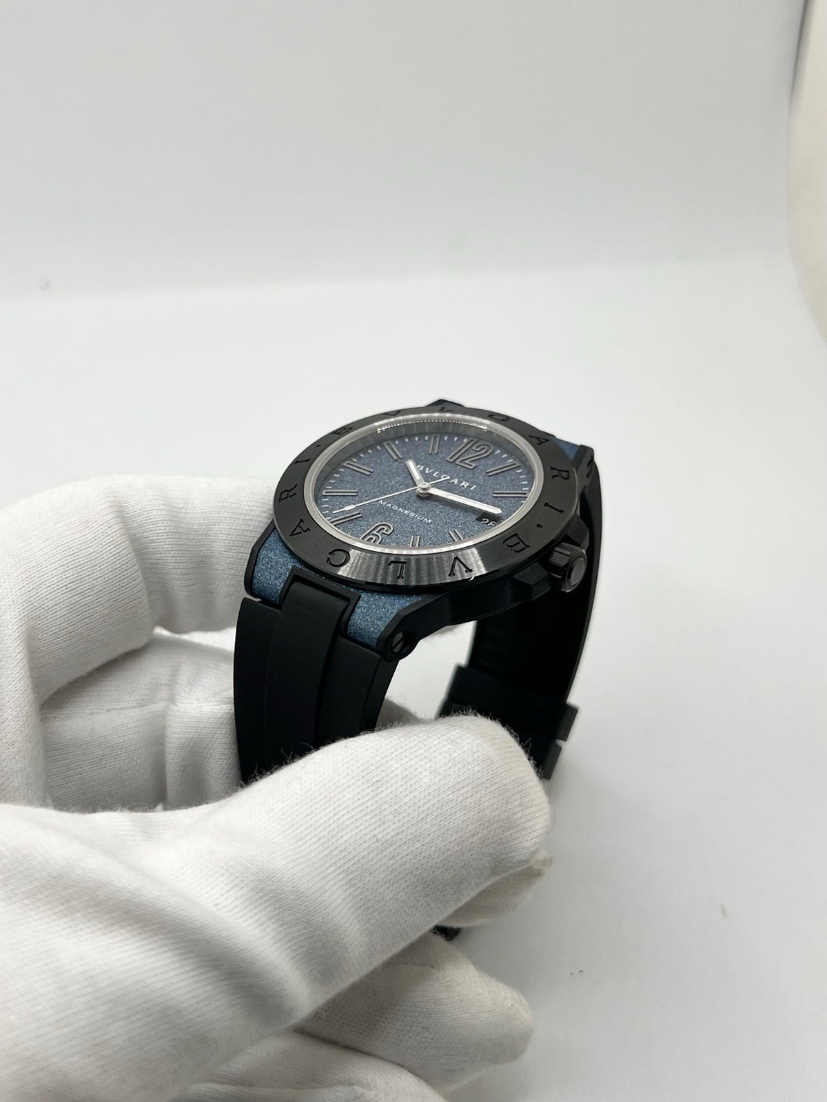 Montre Bulgari Diagono DG41SMC pour homme, équipée d’un mouvement automatique offrant une réserve de marche de 42 heures. Son boîtier en céramique de 41 mm et son cadran bleu lui confèrent un style sportif et élégant. Protégée par un verre saphir, cette montre Bulgari est montée sur un bracelet noir en caoutchouc avec boucle ardillon. Étanche à 10 ATM et dotée d’un affichage de la date, elle allie robustesse et design contemporain. Modèle de 2020, livré avec son coffret et ses papiers d’origine.