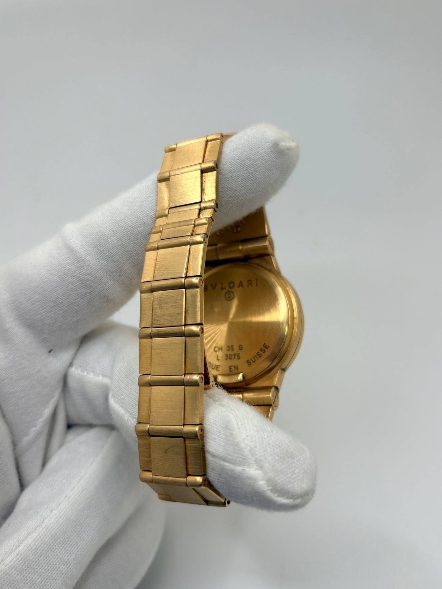 Montre Bulgari Diagono référence CH 35 G en or jaune avec boîtier de 35 mm, d'année inconnue et animée par un mouvement à quartz d'exception comptant 22 pierres. Son cadran blanc à index bâtons avec chronographe et dateur est protégé par un verre saphir et complété par un bracelet en or jaune avec boucle pliante. Cette montre Bulgari d'occasion est en très bon état, révisée en interne et livrée avec son coffret d'origine. Une pièce d'exception disponible à Paris.