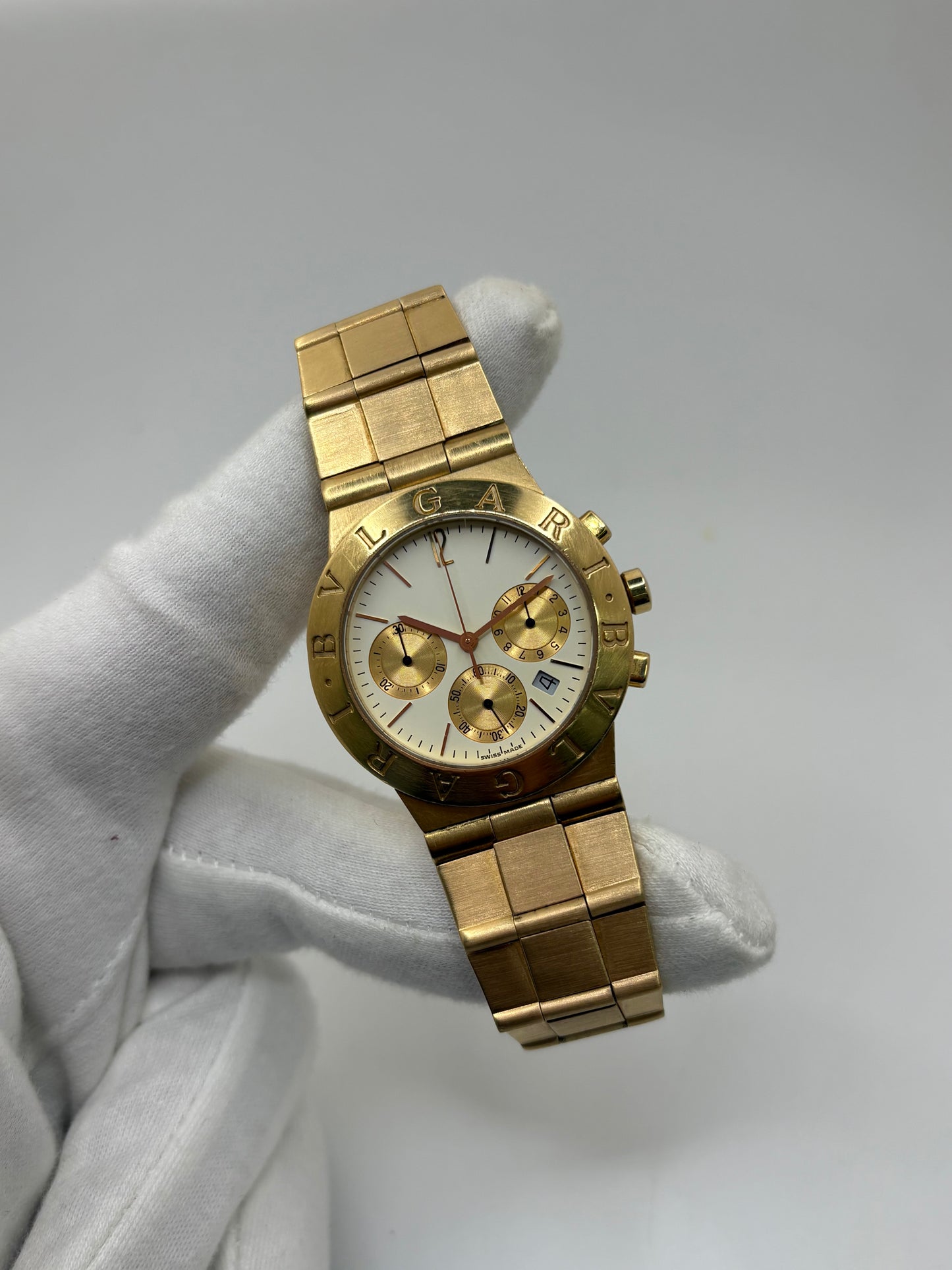 Montre Bulgari Diagono référence CH 35 G en or jaune avec boîtier de 35 mm, d'année inconnue et animée par un mouvement à quartz d'exception comptant 22 pierres. Son cadran blanc à index bâtons avec chronographe et dateur est protégé par un verre saphir et complété par un bracelet en or jaune avec boucle pliante. Cette montre Bulgari d'occasion est en très bon état, révisée en interne et livrée avec son coffret d'origine. Une pièce d'exception disponible à Paris.