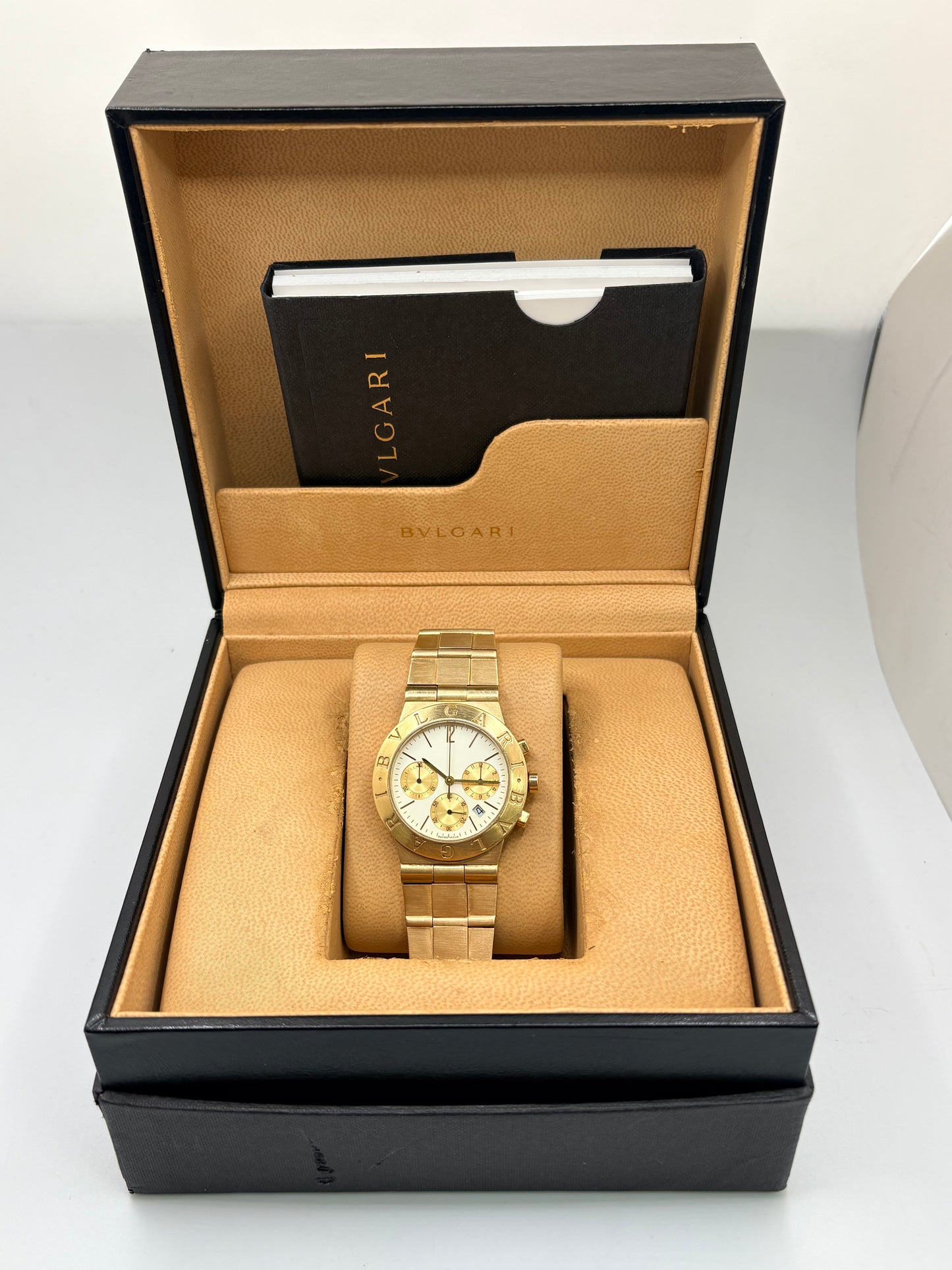Montre Bulgari Diagono référence CH 35 G en or jaune avec boîtier de 35 mm, d'année inconnue et animée par un mouvement à quartz d'exception comptant 22 pierres. Son cadran blanc à index bâtons avec chronographe et dateur est protégé par un verre saphir et complété par un bracelet en or jaune avec boucle pliante. Cette montre Bulgari d'occasion est en très bon état, révisée en interne et livrée avec son coffret d'origine. Une pièce d'exception disponible à Paris.