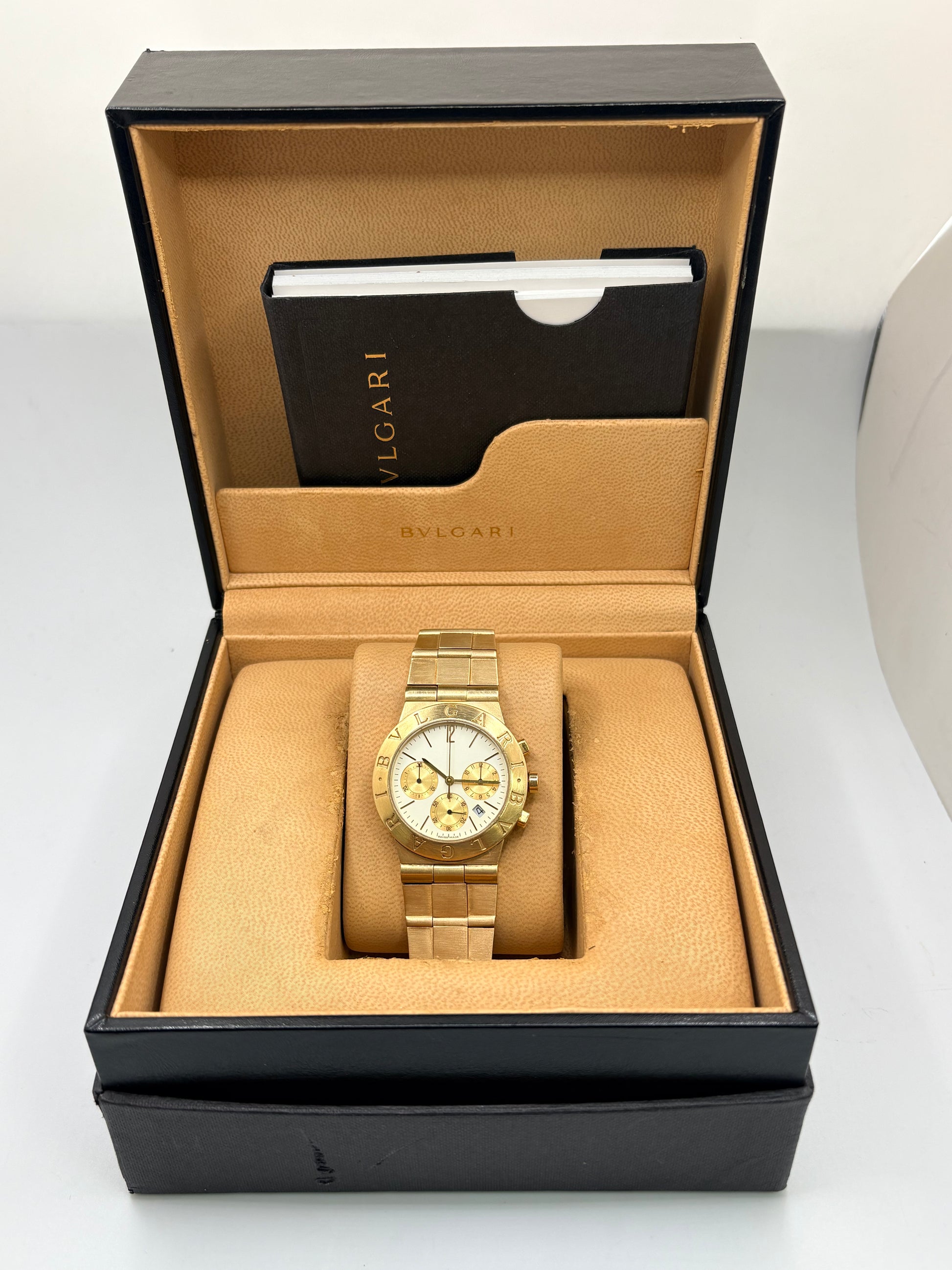 Montre Bulgari Diagono référence CH 35 G en or jaune avec boîtier de 35 mm, d'année inconnue et animée par un mouvement à quartz d'exception comptant 22 pierres. Son cadran blanc à index bâtons avec chronographe et dateur est protégé par un verre saphir et complété par un bracelet en or jaune avec boucle pliante. Cette montre Bulgari d'occasion est en très bon état, révisée en interne et livrée avec son coffret d'origine. Une pièce d'exception disponible à Paris.