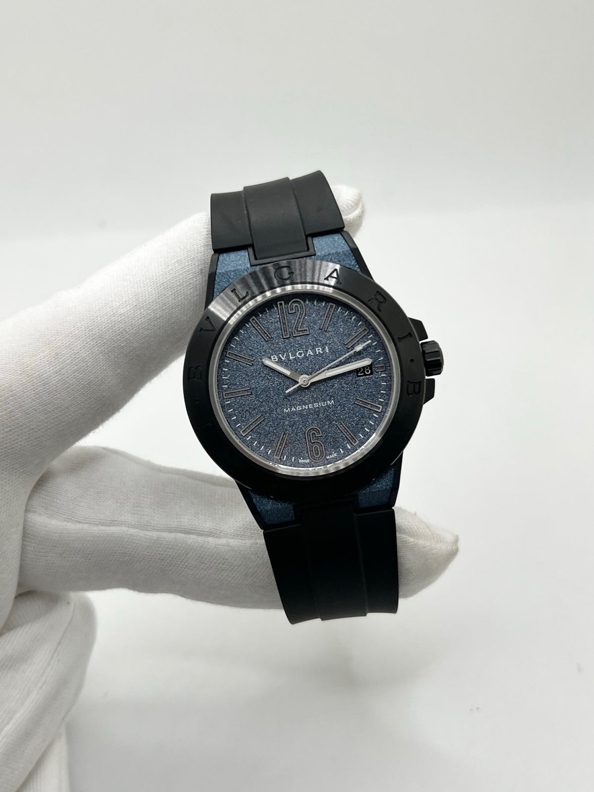 Montre Bulgari Diagono DG41SMC pour homme, équipée d’un mouvement automatique offrant une réserve de marche de 42 heures. Son boîtier en céramique de 41 mm et son cadran bleu lui confèrent un style sportif et élégant. Protégée par un verre saphir, cette montre Bulgari est montée sur un bracelet noir en caoutchouc avec boucle ardillon. Étanche à 10 ATM et dotée d’un affichage de la date, elle allie robustesse et design contemporain. Modèle de 2020, livré avec son coffret et ses papiers d’origine.