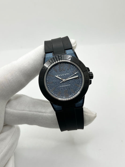 Montre Bulgari Diagono DG41SMC pour homme, équipée d’un mouvement automatique offrant une réserve de marche de 42 heures. Son boîtier en céramique de 41 mm et son cadran bleu lui confèrent un style sportif et élégant. Protégée par un verre saphir, cette montre Bulgari est montée sur un bracelet noir en caoutchouc avec boucle ardillon. Étanche à 10 ATM et dotée d’un affichage de la date, elle allie robustesse et design contemporain. Modèle de 2020, livré avec son coffret et ses papiers d’origine.