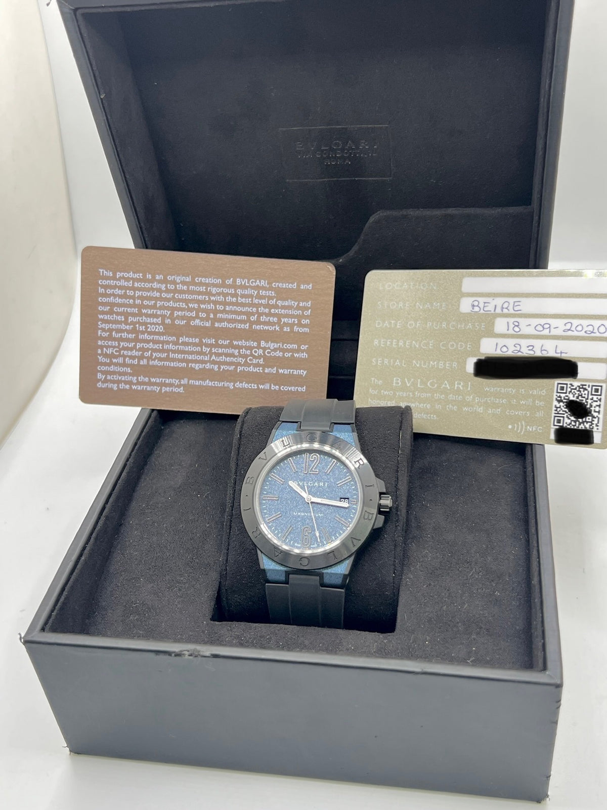 Montre Bulgari Diagono DG41SMC pour homme, équipée d’un mouvement automatique offrant une réserve de marche de 42 heures. Son boîtier en céramique de 41 mm et son cadran bleu lui confèrent un style sportif et élégant. Protégée par un verre saphir, cette montre Bulgari est montée sur un bracelet noir en caoutchouc avec boucle ardillon. Étanche à 10 ATM et dotée d’un affichage de la date, elle allie robustesse et design contemporain. Modèle de 2020, livré avec son coffret et ses papiers d’origine.