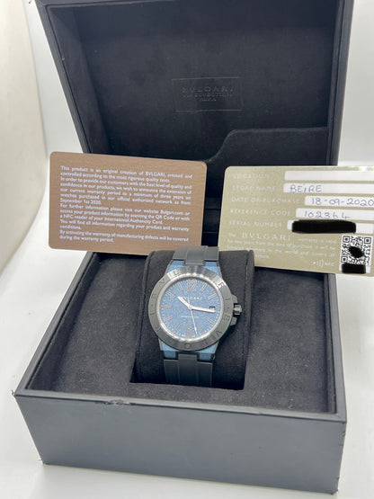 Montre Bulgari Diagono DG41SMC pour homme, équipée d’un mouvement automatique offrant une réserve de marche de 42 heures. Son boîtier en céramique de 41 mm et son cadran bleu lui confèrent un style sportif et élégant. Protégée par un verre saphir, cette montre Bulgari est montée sur un bracelet noir en caoutchouc avec boucle ardillon. Étanche à 10 ATM et dotée d’un affichage de la date, elle allie robustesse et design contemporain. Modèle de 2020, livré avec son coffret et ses papiers d’origine.