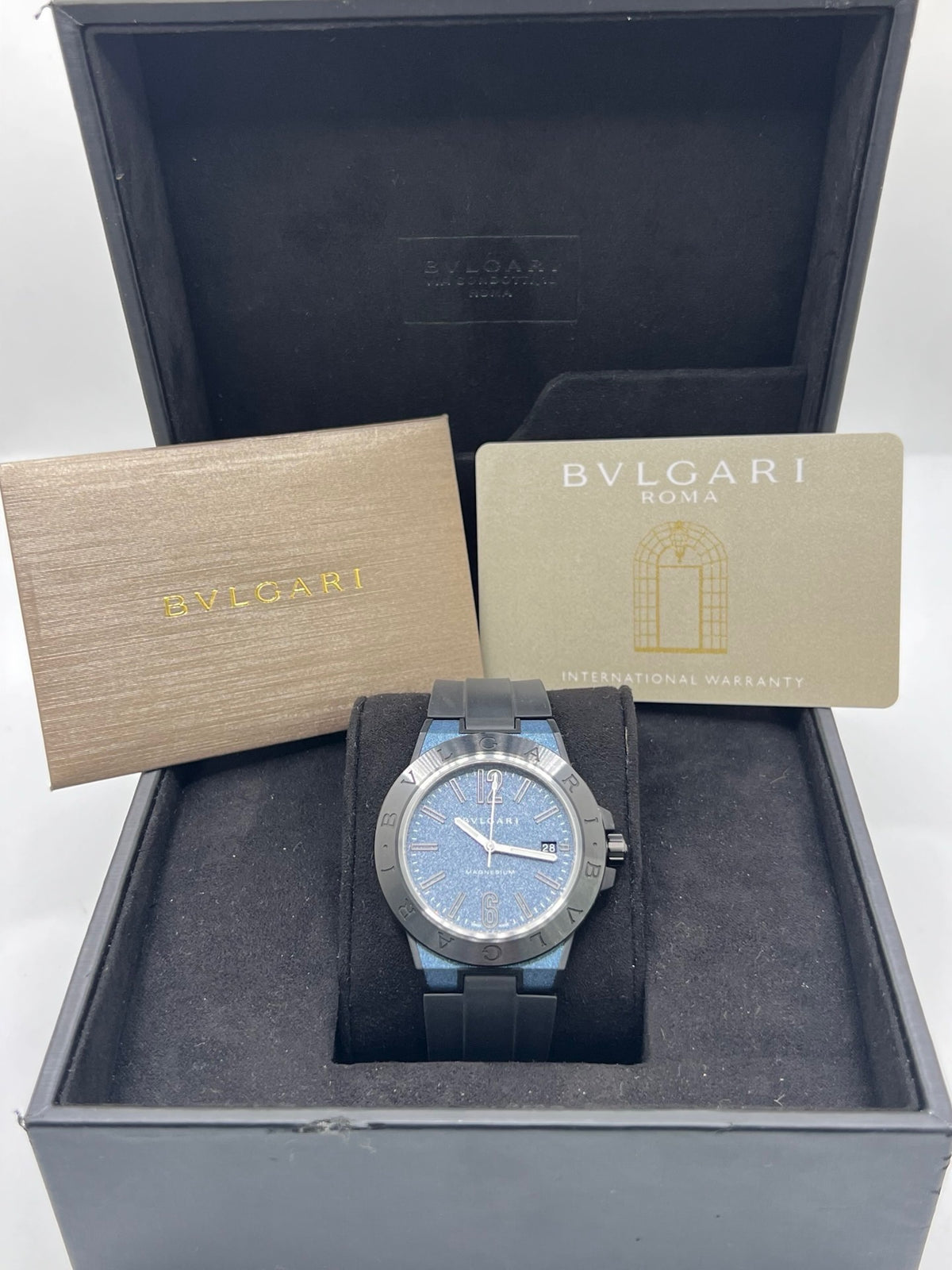 Montre Bulgari Diagono DG41SMC pour homme, équipée d’un mouvement automatique offrant une réserve de marche de 42 heures. Son boîtier en céramique de 41 mm et son cadran bleu lui confèrent un style sportif et élégant. Protégée par un verre saphir, cette montre Bulgari est montée sur un bracelet noir en caoutchouc avec boucle ardillon. Étanche à 10 ATM et dotée d’un affichage de la date, elle allie robustesse et design contemporain. Modèle de 2020, livré avec son coffret et ses papiers d’origine.