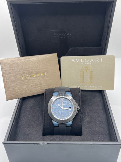 Montre Bulgari Diagono DG41SMC pour homme, équipée d’un mouvement automatique offrant une réserve de marche de 42 heures. Son boîtier en céramique de 41 mm et son cadran bleu lui confèrent un style sportif et élégant. Protégée par un verre saphir, cette montre Bulgari est montée sur un bracelet noir en caoutchouc avec boucle ardillon. Étanche à 10 ATM et dotée d’un affichage de la date, elle allie robustesse et design contemporain. Modèle de 2020, livré avec son coffret et ses papiers d’origine.