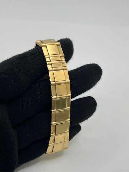 Découvrez cette montre de luxe alliant élégance et performance. Ce chronographe en or jaune incarne le savoir-faire horloger de Bulgari, avec un design raffiné et des fonctionnalités haut de gamme. Livrée avec sa boîte et ses papiers d'origine, cette pièce d'exception est idéale pour les collectionneurs et amateurs de montres prestigieuses.