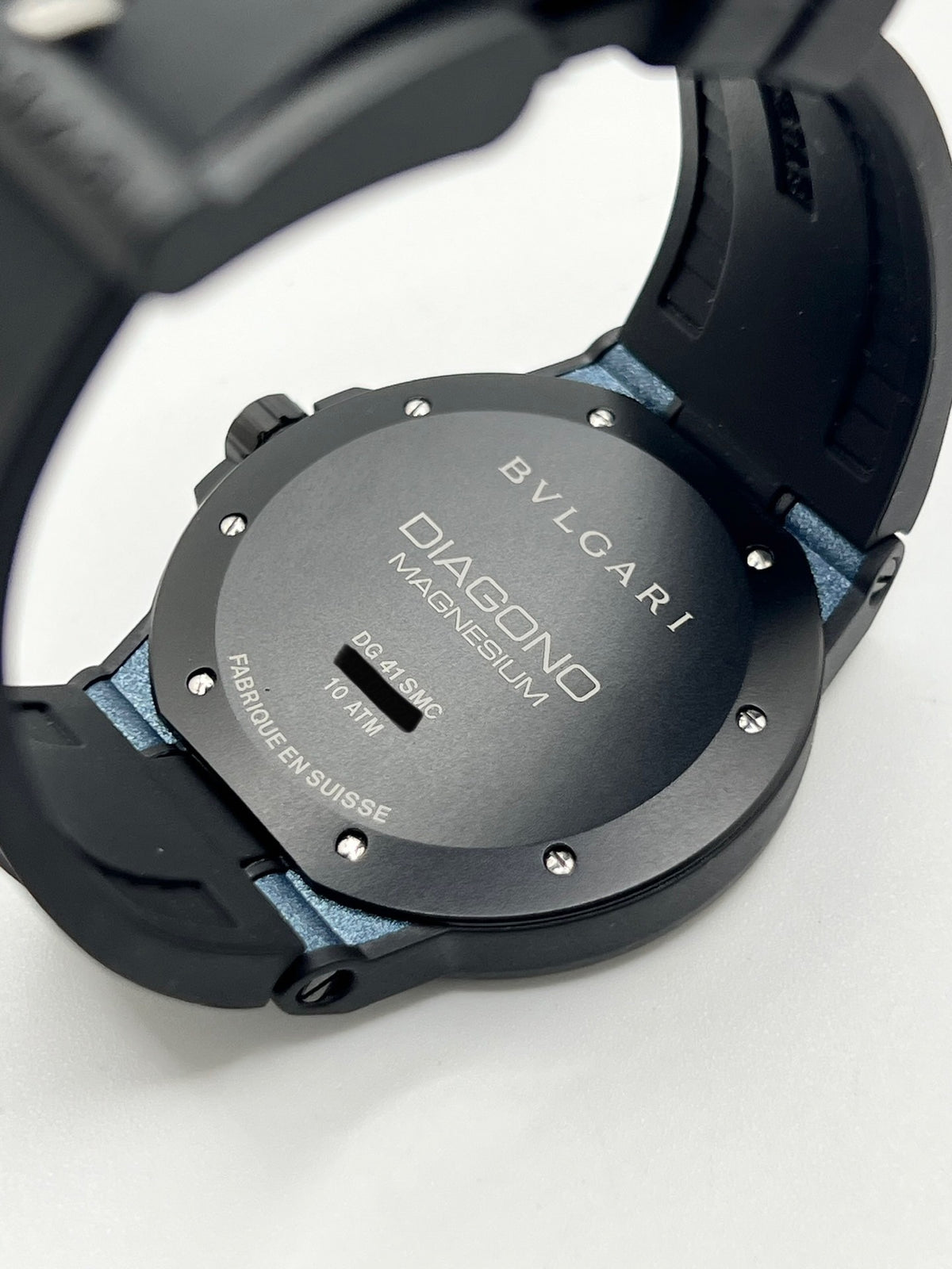 Montre Bulgari Diagono DG41SMC pour homme, équipée d’un mouvement automatique offrant une réserve de marche de 42 heures. Son boîtier en céramique de 41 mm et son cadran bleu lui confèrent un style sportif et élégant. Protégée par un verre saphir, cette montre Bulgari est montée sur un bracelet noir en caoutchouc avec boucle ardillon. Étanche à 10 ATM et dotée d’un affichage de la date, elle allie robustesse et design contemporain. Modèle de 2020, livré avec son coffret et ses papiers d’origine.