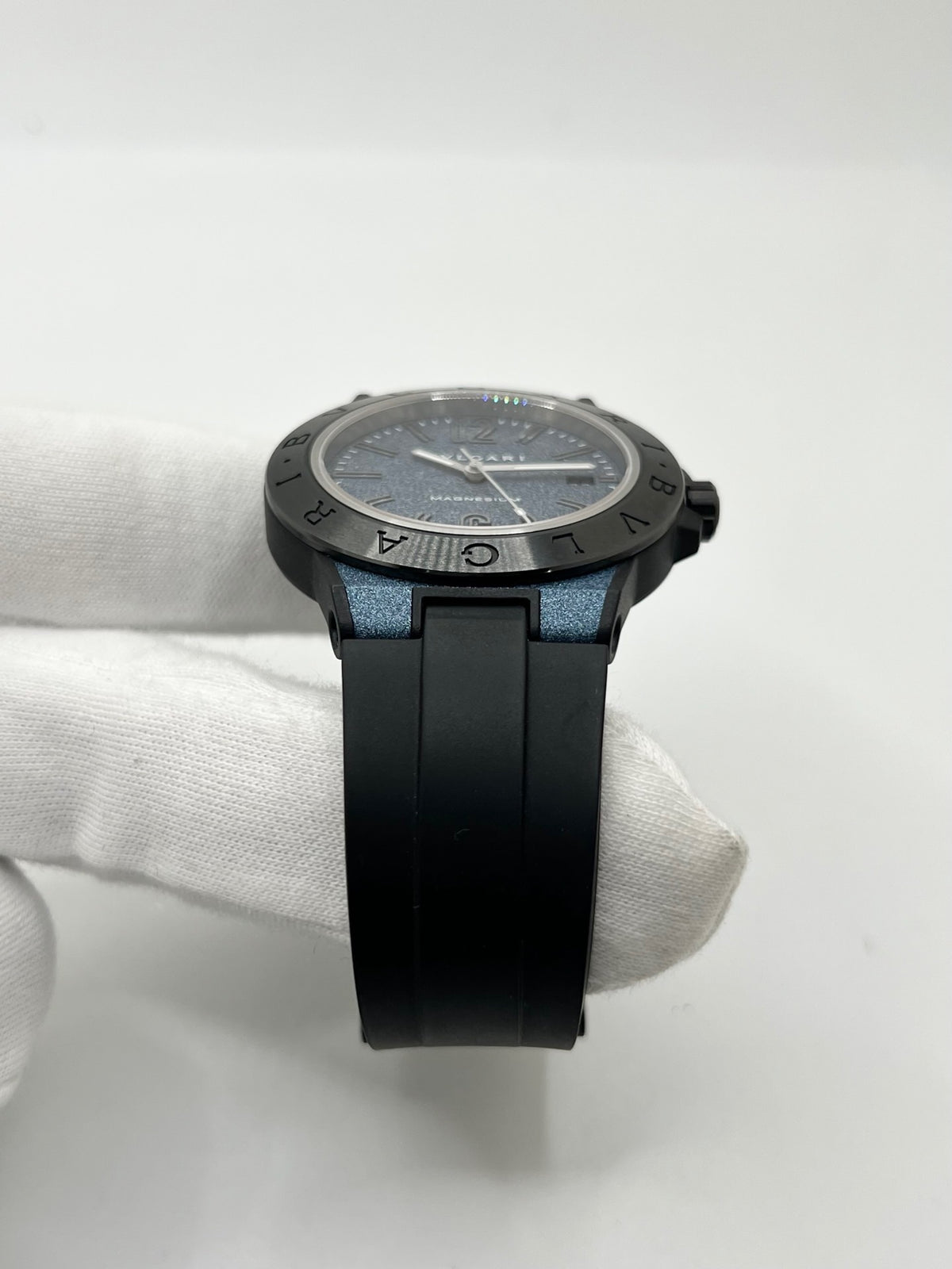 Montre Bulgari Diagono DG41SMC pour homme, équipée d’un mouvement automatique offrant une réserve de marche de 42 heures. Son boîtier en céramique de 41 mm et son cadran bleu lui confèrent un style sportif et élégant. Protégée par un verre saphir, cette montre Bulgari est montée sur un bracelet noir en caoutchouc avec boucle ardillon. Étanche à 10 ATM et dotée d’un affichage de la date, elle allie robustesse et design contemporain. Modèle de 2020, livré avec son coffret et ses papiers d’origine.
