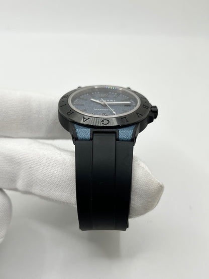 Montre Bulgari Diagono DG41SMC pour homme, équipée d’un mouvement automatique offrant une réserve de marche de 42 heures. Son boîtier en céramique de 41 mm et son cadran bleu lui confèrent un style sportif et élégant. Protégée par un verre saphir, cette montre Bulgari est montée sur un bracelet noir en caoutchouc avec boucle ardillon. Étanche à 10 ATM et dotée d’un affichage de la date, elle allie robustesse et design contemporain. Modèle de 2020, livré avec son coffret et ses papiers d’origine.