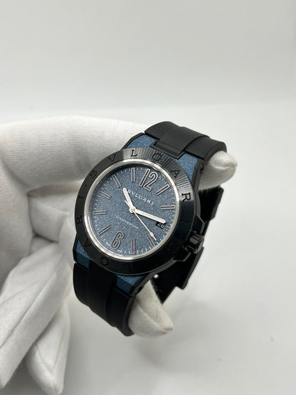 Montre Bulgari Diagono DG41SMC pour homme, équipée d’un mouvement automatique offrant une réserve de marche de 42 heures. Son boîtier en céramique de 41 mm et son cadran bleu lui confèrent un style sportif et élégant. Protégée par un verre saphir, cette montre Bulgari est montée sur un bracelet noir en caoutchouc avec boucle ardillon. Étanche à 10 ATM et dotée d’un affichage de la date, elle allie robustesse et design contemporain. Modèle de 2020, livré avec son coffret et ses papiers d’origine.