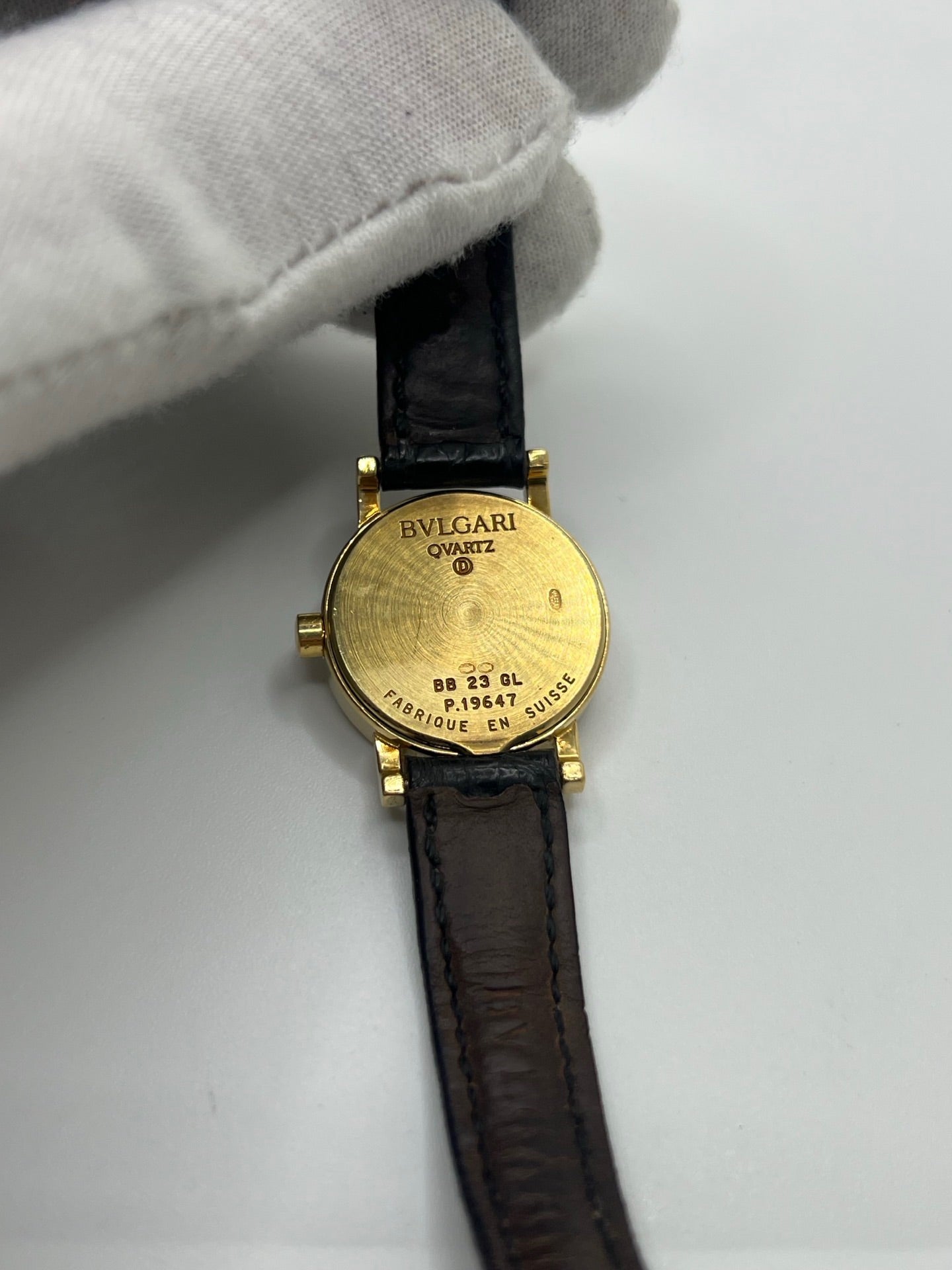 Montre femme Bulgari Bulgari Lady BB 23 GL en or jaune avec boîtier rond de 23 mm, cadran noir élégant et verre saphir. Cette montre de luxe à mouvement quartz est dotée d’un bracelet en cuir noir avec boucle ardillon en or jaune. Modèle emblématique au design intemporel, idéal pour un poignet féminin, alliant raffinement, précision et savoir-faire horloger italien. Parfaite comme montre habillée ou pièce de collection.