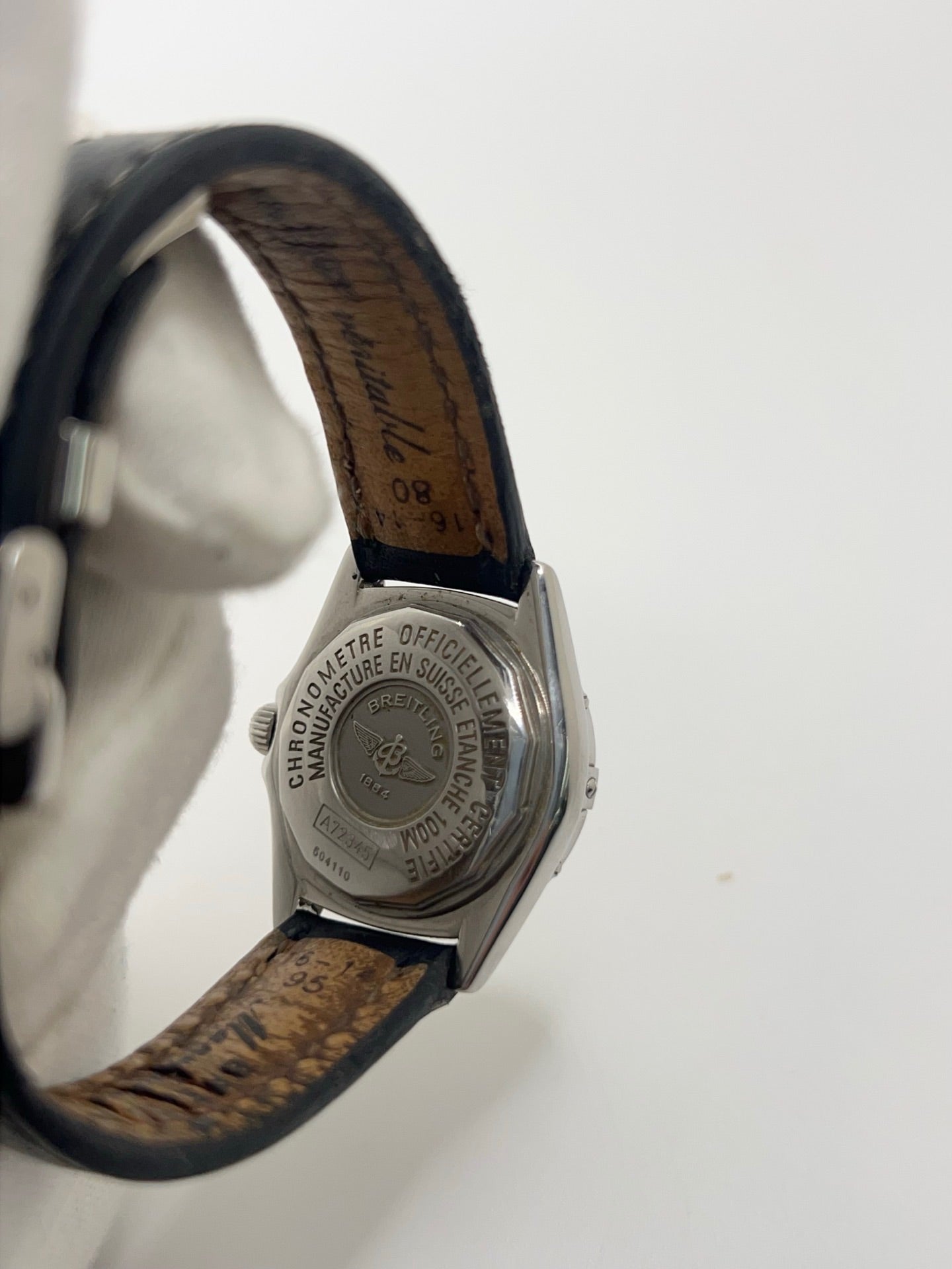 Montre Breitling Callistino A72345 pour femme en acier, dotée d’un mouvement quartz fiable. Boîtier de 29 mm avec verre saphir résistant et cadran en nacre élégant sans chiffres. Bracelet en cuir avec boucle déployante en acier. Fonction date et étanchéité 10 ATM. Modèle de 2006 en très bon état, présentant de légères micro-rayures discrètes. Livrée avec coffret et papiers d’origine, idéale pour une montre de luxe d’occasion raffinée.