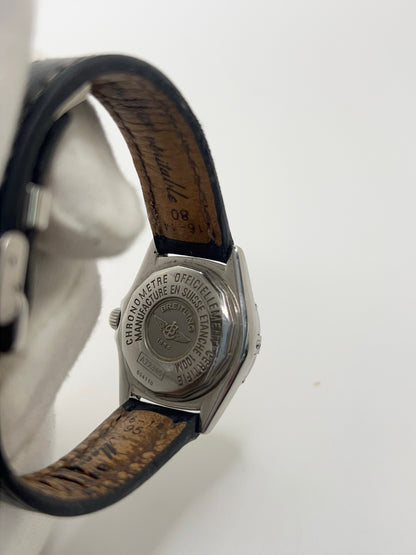 Montre Breitling Callistino A72345 pour femme en acier, dotée d’un mouvement quartz fiable. Boîtier de 29 mm avec verre saphir résistant et cadran en nacre élégant sans chiffres. Bracelet en cuir avec boucle déployante en acier. Fonction date et étanchéité 10 ATM. Modèle de 2006 en très bon état, présentant de légères micro-rayures discrètes. Livrée avec coffret et papiers d’origine, idéale pour une montre de luxe d’occasion raffinée.