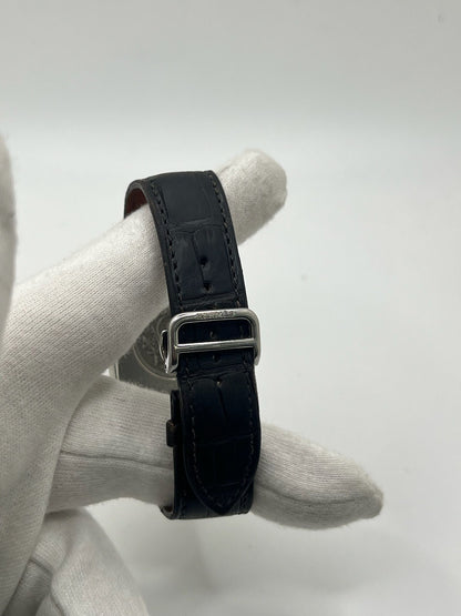 Montre Hermès Cape Cod XL pour homme ou unisexe, modèle emblématique au boîtier en acier de 33 mm. Mouvement quartz, cadran gris à chiffres arabes, bracelet cuir noir avec boucle ardillon. Élégance intemporelle signée Hermès, livrée avec coffret d’origine. Parfait état d’occasion avec légères traces d’usure. Disponible à Paris, prix négociable. Idéal collectionneur ou amateur de montres de luxe.