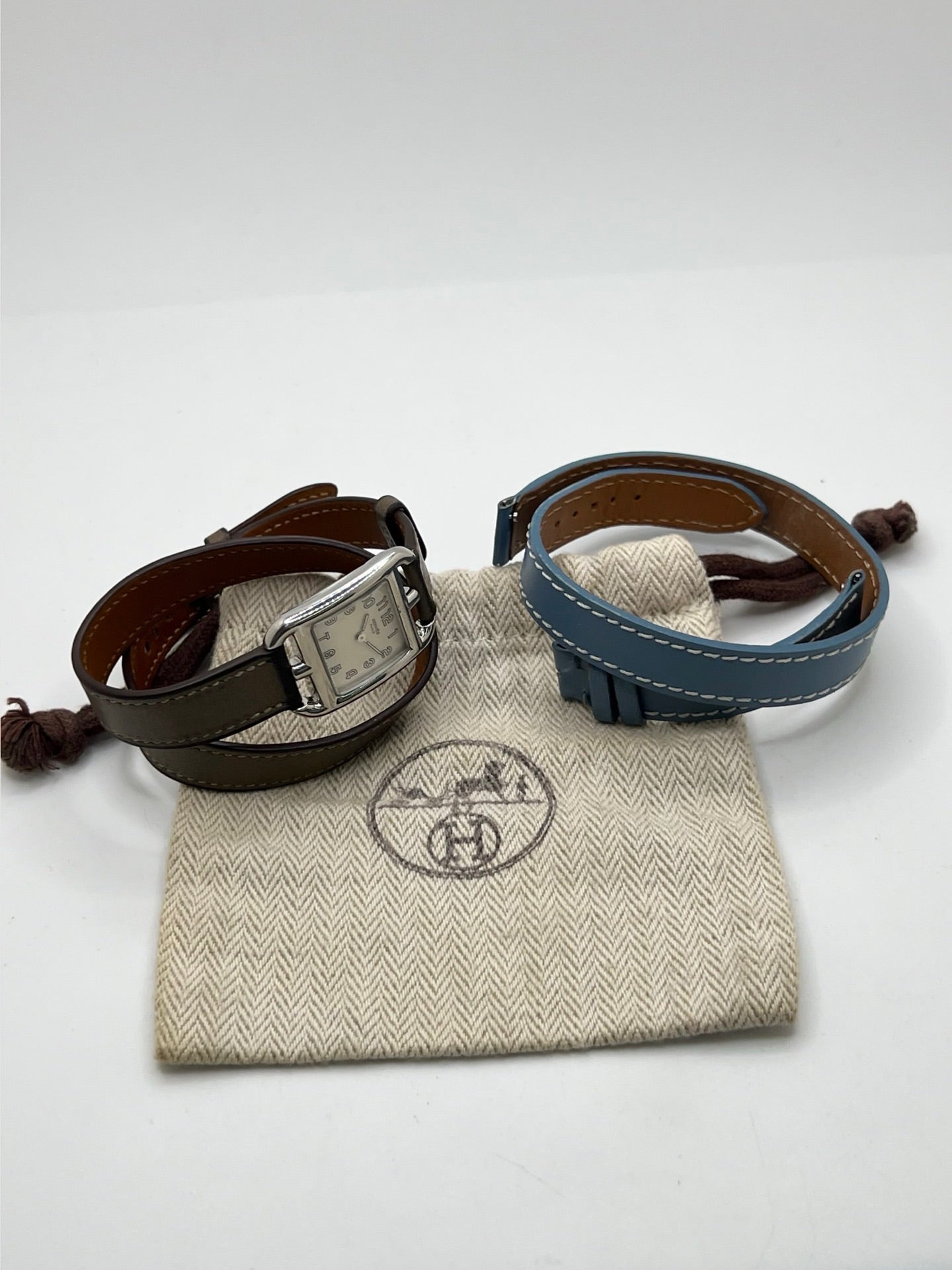 Montre Hermès Cape Cod réf. CC1.210 en acier avec mouvement à quartz, cadran argent à chiffres arabes et verre saphir. Ce modèle de 23 mm au design emblématique est équipé d’un bracelet en cuir brun avec boucle ardillon en acier. Élégante et intemporelle, cette Hermès Cape Cod femme allie finesse et sophistication. Montre d’occasion en très bon état, révisée en interne et disponible immédiatement sans coffret ni papiers d’origine.