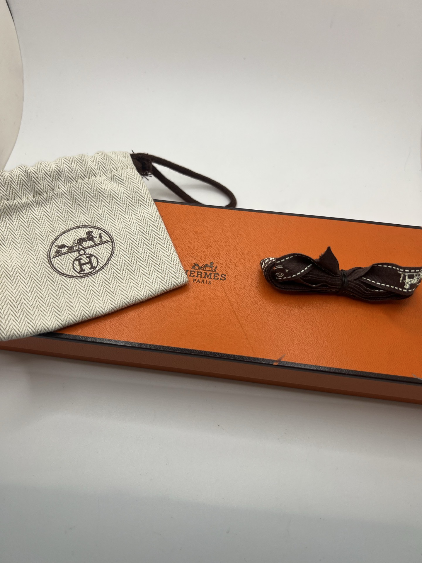 Montre Hermès Cape Cod Grand Modèle en acier inoxydable, boîtier rectangulaire iconique aux lignes élégantes et contemporaines, cadran argenté épuré avec chiffres arabes stylisés et aiguilles fines. Bracelet en cuir signature Hermès offrant confort et raffinement. Mouvement quartz précis. Montre de luxe intemporelle et sophistiquée, idéale pour un porté quotidien ou une tenue habillée, symbole du savoir-faire horloger et du style parisien.