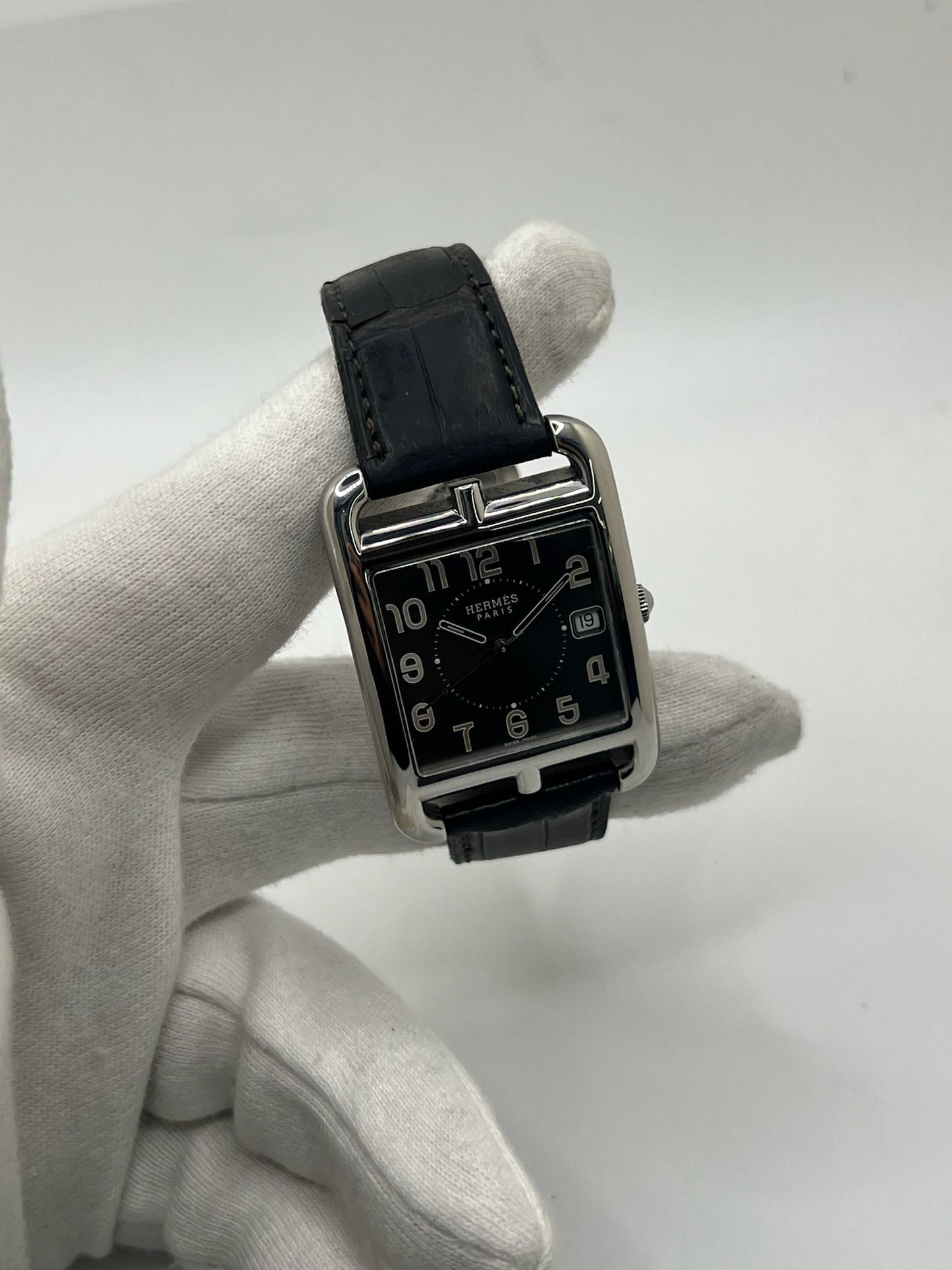 Montre Hermès Cape Cod XL pour homme ou unisexe, modèle emblématique au boîtier en acier de 33 mm. Mouvement quartz, cadran gris à chiffres arabes, bracelet cuir noir avec boucle ardillon. Élégance intemporelle signée Hermès, livrée avec coffret d’origine. Parfait état d’occasion avec légères traces d’usure. Disponible à Paris, prix négociable. Idéal collectionneur ou amateur de montres de luxe.