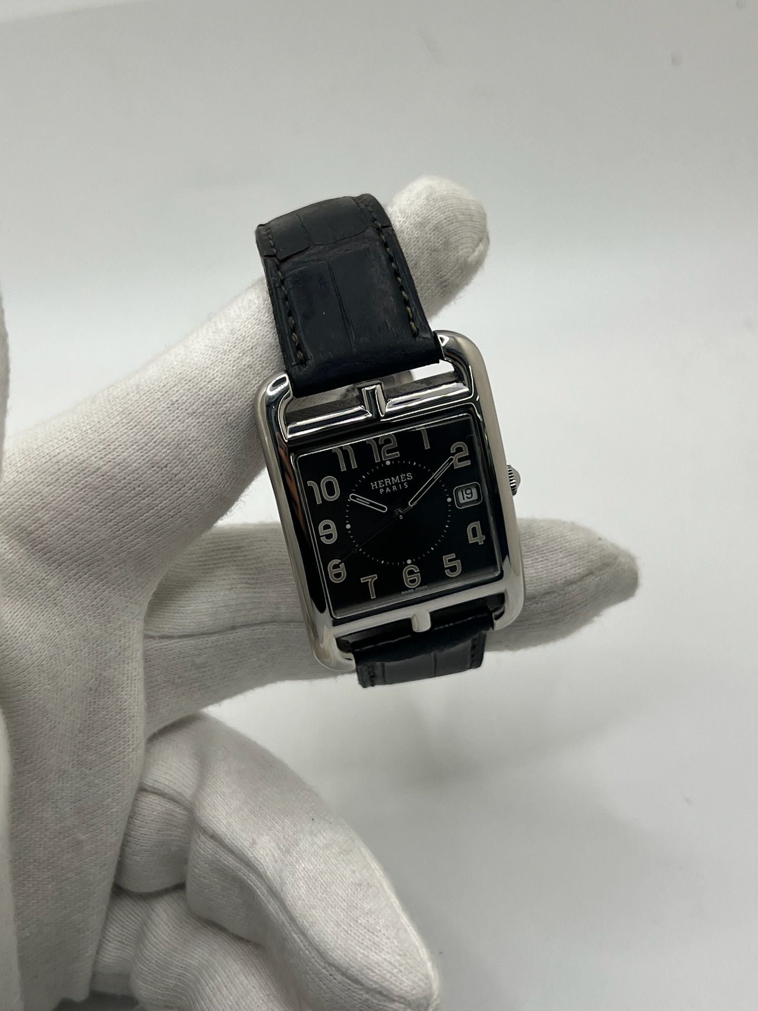 Montre Hermès Cape Cod XL pour homme ou unisexe, modèle emblématique au boîtier en acier de 33 mm. Mouvement quartz, cadran gris à chiffres arabes, bracelet cuir noir avec boucle ardillon. Élégance intemporelle signée Hermès, livrée avec coffret d’origine. Parfait état d’occasion avec légères traces d’usure. Disponible à Paris, prix négociable. Idéal collectionneur ou amateur de montres de luxe.