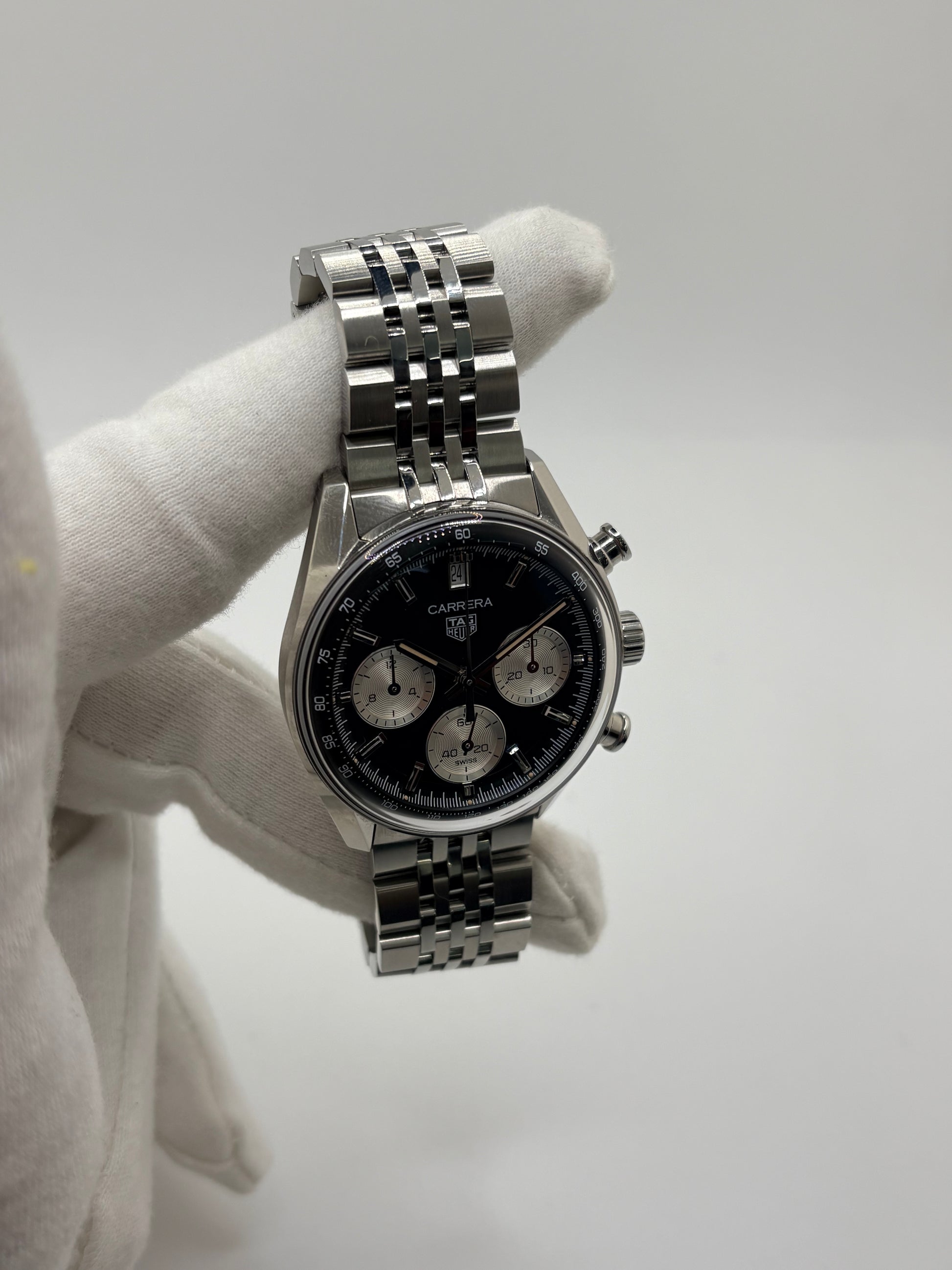 Découvrez la montre d'occasion TAG Heuer Carrera CBS2210.BA0048 en très bon état. Ce chronographe automatique pour homme mesure 39 mm de diamètre et présente un boîtier en acier, un verre saphir ainsi qu'un cadran noir élégant. Il est animé par le calibre TH20-00 performant, offrant 80 heures de réserve de marche avec fonction date et tachymètre. Ce garde-temps révisé en 2026 est livré complet avec son coffret d'origine et ses papiers. Une pièce horlogère d'exception disponible à Paris.