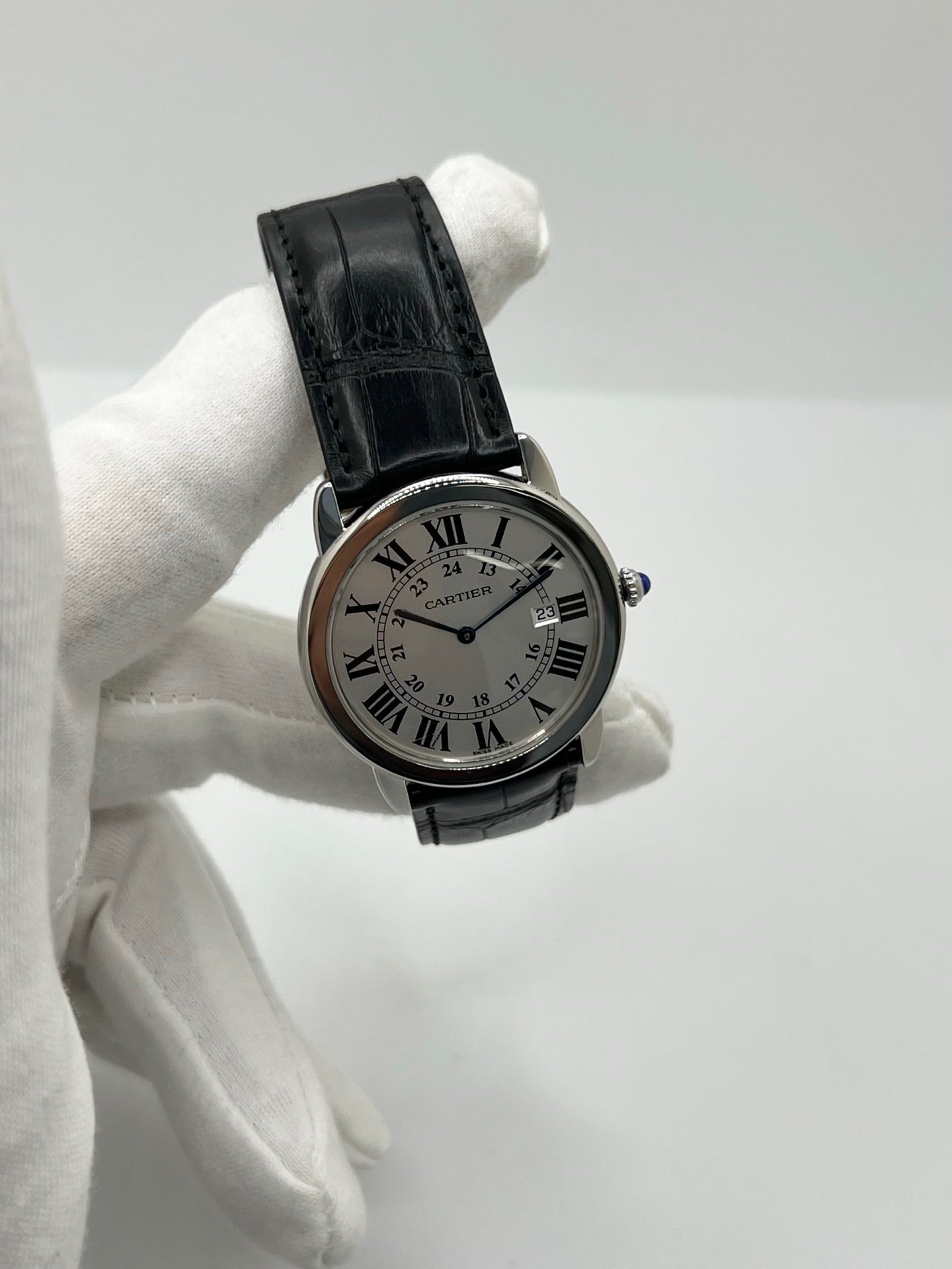 Montre Cartier Ronde Solo en acier avec cadran argent à chiffres romains, mouvement quartz et fonction date. Boîtier rond 36 x 39 mm avec verre saphir et étanchéité 3 ATM. Bracelet en cuir noir avec boucle ardillon en acier. Design classique et élégant, idéal pour homme ou unisexe. Montre d’occasion en très bon état, révisée, avec coffret d’origine.