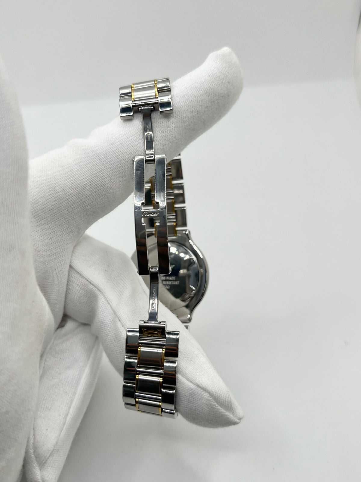 Montre Cartier 21 Must de Cartier 1330 en acier, équipée d’un mouvement à quartz et d’un boîtier de 31 mm. Son cadran argenté, protégé par un verre saphir, apporte une allure élégante et intemporelle. Cette montre Cartier est montée sur un bracelet en acier assorti au boîtier. Étanche à 3 ATM, elle se distingue par son design raffiné et polyvalent. Un modèle emblématique de la collection 21 Must de Cartier, en très bon état.