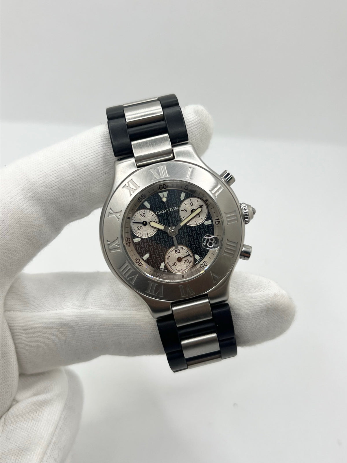 Montre Cartier 21 Chronoscaph 2424 à quartz, dotée d’un boîtier en acier de 38 mm et d’une épaisseur de 10 mm. Son cadran noir est protégé par un verre saphir et accompagné d’un bracelet en caoutchouc avec boucle déployante en acier. Étanche à 10 ATM, cette montre Cartier possède les fonctions chronographe et date. En très bon état, elle présente de légères traces d’usure et a été révisée en interne en septembre 2026.
