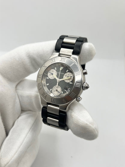 Montre Cartier 21 Chronoscaph 2424 à quartz, dotée d’un boîtier en acier de 38 mm et d’une épaisseur de 10 mm. Son cadran noir est protégé par un verre saphir et accompagné d’un bracelet en caoutchouc avec boucle déployante en acier. Étanche à 10 ATM, cette montre Cartier possède les fonctions chronographe et date. En très bon état, elle présente de légères traces d’usure et a été révisée en interne en septembre 2026.

