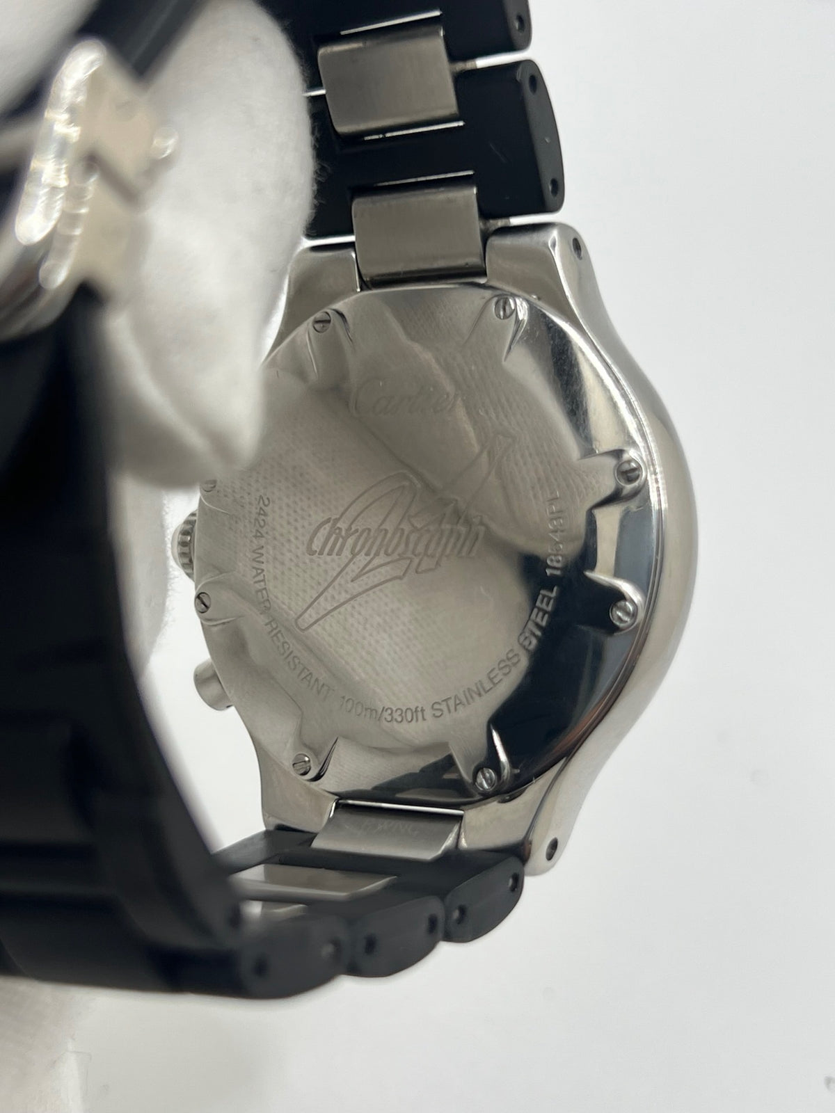 Montre Cartier 21 Chronoscaph 2424 à quartz, dotée d’un boîtier en acier de 38 mm et d’une épaisseur de 10 mm. Son cadran noir est protégé par un verre saphir et accompagné d’un bracelet en caoutchouc avec boucle déployante en acier. Étanche à 10 ATM, cette montre Cartier possède les fonctions chronographe et date. En très bon état, elle présente de légères traces d’usure et a été révisée en interne en septembre 2026.
