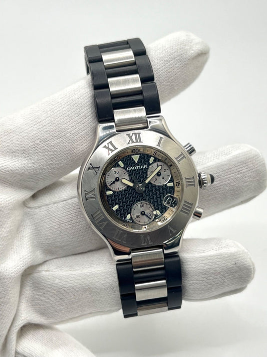 Découvrez la montre Cartier 21 Chronoscaph (Réf. 2424), un garde-temps d’exception alliant élégance et sportivité. Ce chronographe emblématique séduit par son design sophistiqué, son boîtier en acier et son bracelet en caoutchouc emblématique de la collection. Proposée avec sa boîte et ses papiers d'origine, cette pièce rare est idéale pour les collectionneurs et les amateurs d’horlogerie de luxe.