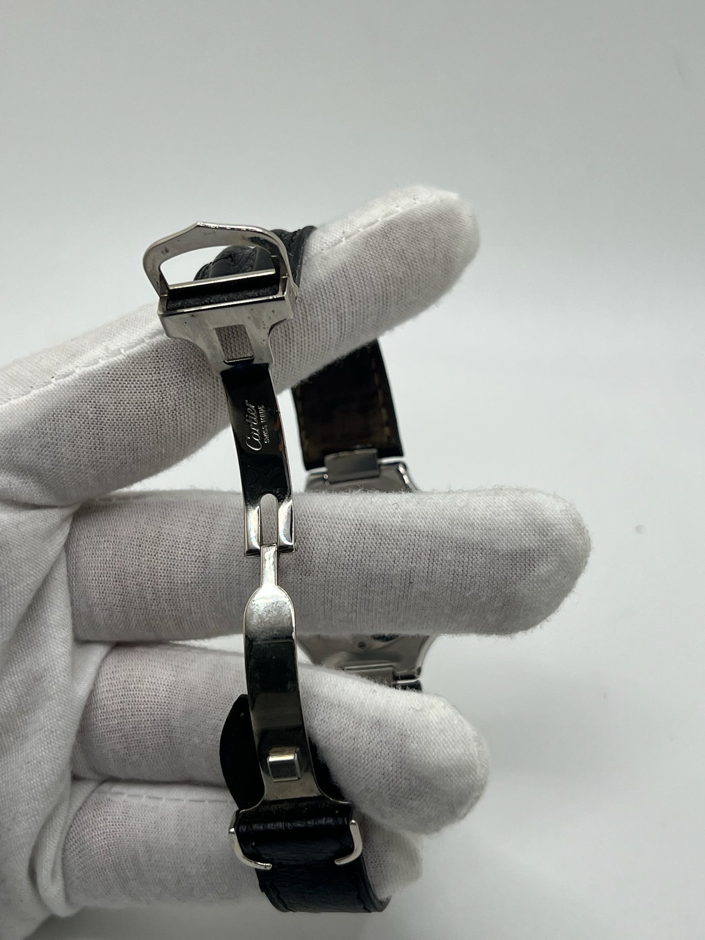 Montre Cartier 21 Must de Cartier avec boîtier 35 mm en or et acier, cadran blanc à chiffres romains, mouvement quartz. Modèle élégant et mixte, équipé d’une boucle déployante sur bracelet cuir noir. Montre de luxe vintage en très bon état, révisée, disponible sans boîte ni papiers d’origine. Idéale pour collectionneur ou amateur de montres emblématiques signées Cartier.