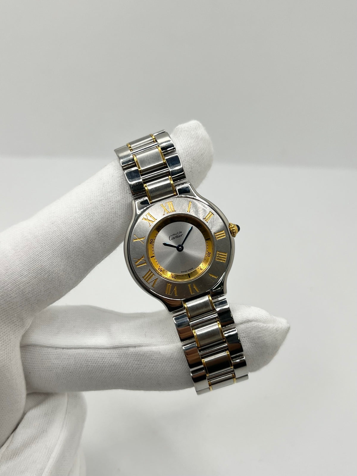 Montre Cartier 21 Must de Cartier 1330 en acier, équipée d’un mouvement à quartz et d’un boîtier de 31 mm. Son cadran argenté, protégé par un verre saphir, apporte une allure élégante et intemporelle. Cette montre Cartier est montée sur un bracelet en acier assorti au boîtier. Étanche à 3 ATM, elle se distingue par son design raffiné et polyvalent. Un modèle emblématique de la collection 21 Must de Cartier, en très bon état.